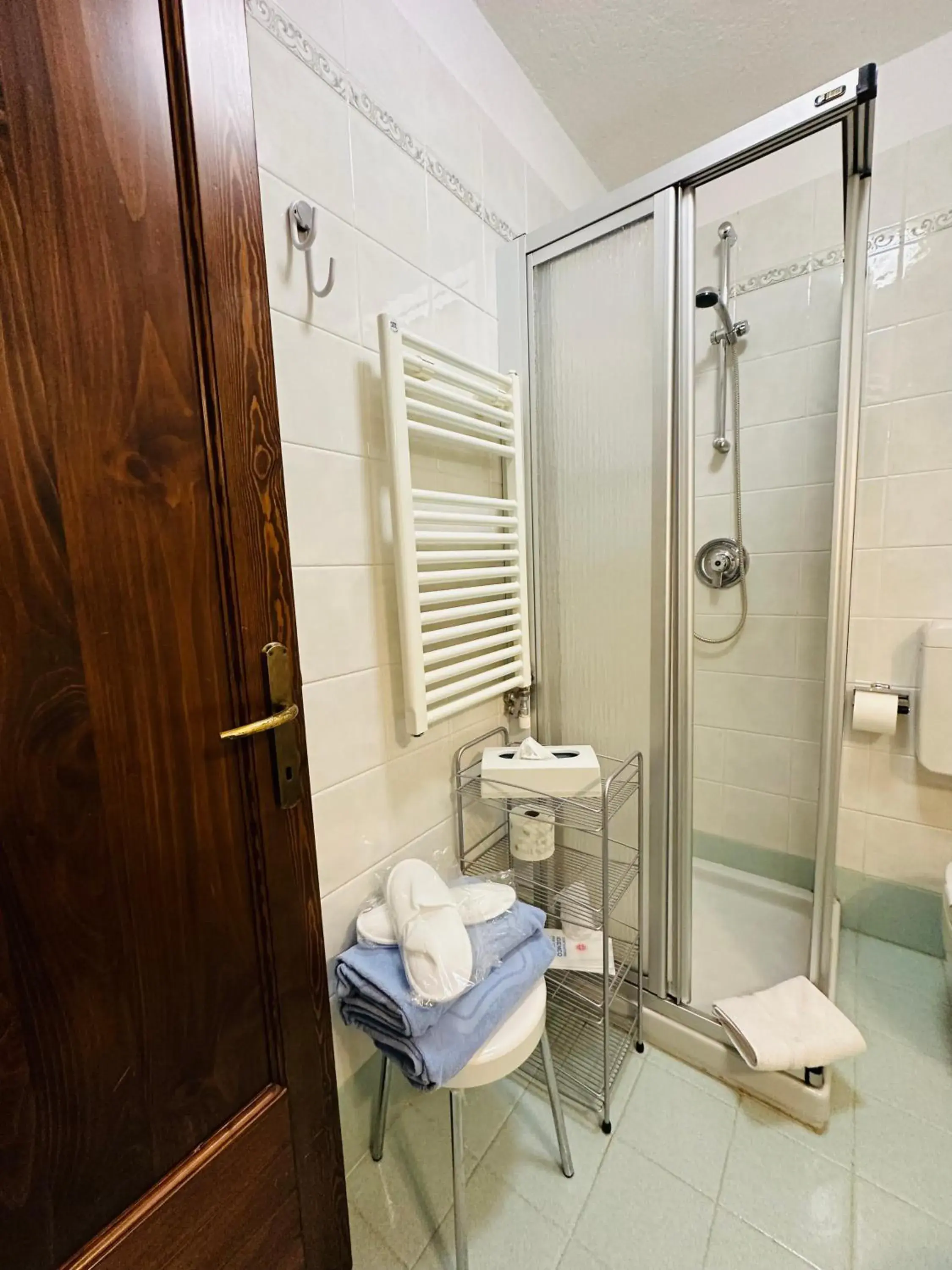 Twin Room with Shower in Centrale Twin Room with Shower in Centrale