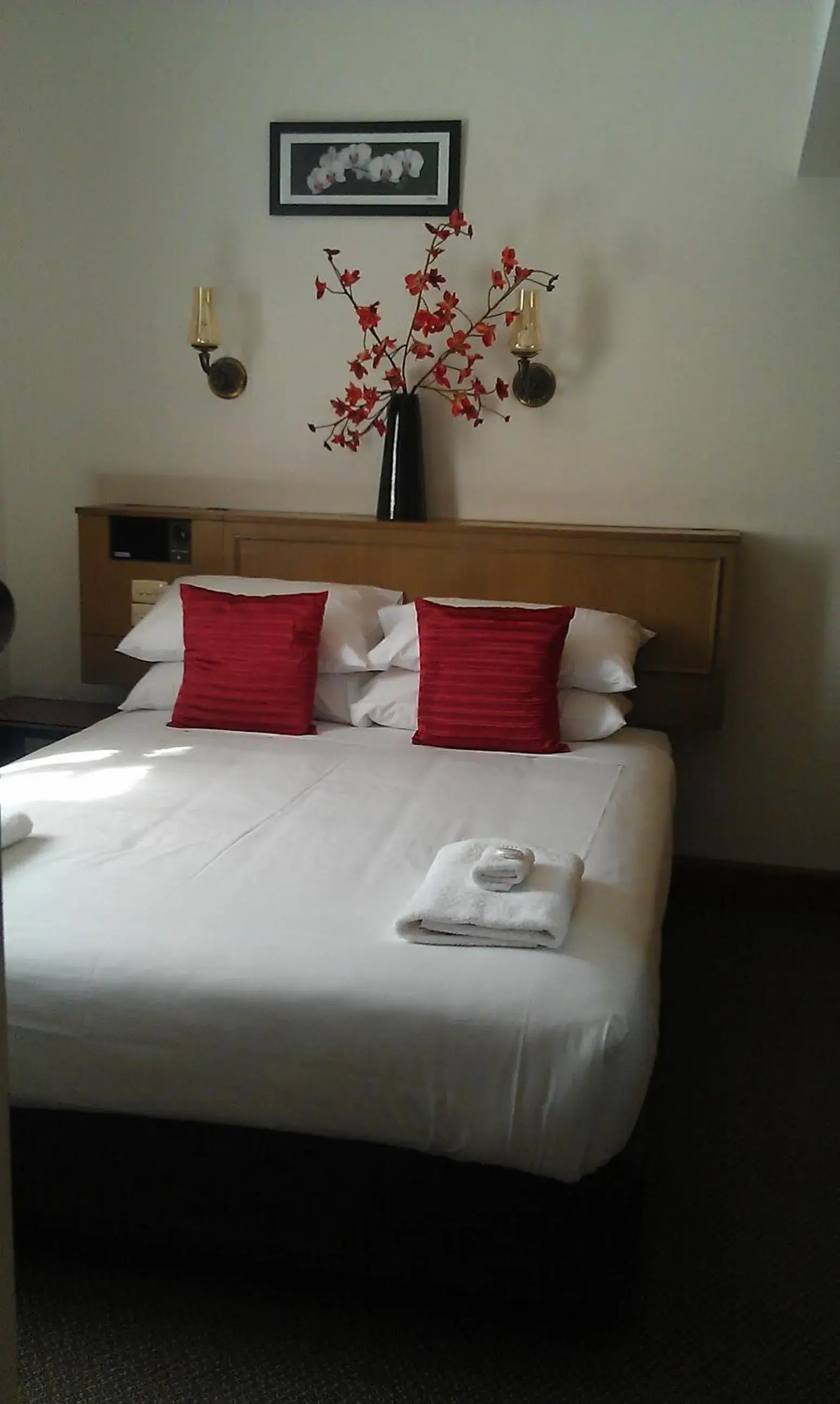 Double or Twin Room - single occupancy - Upstairs in Burkes Hotel Motel Double or Twin Room - single occupancy - Upstairs in Burkes Hotel Motel