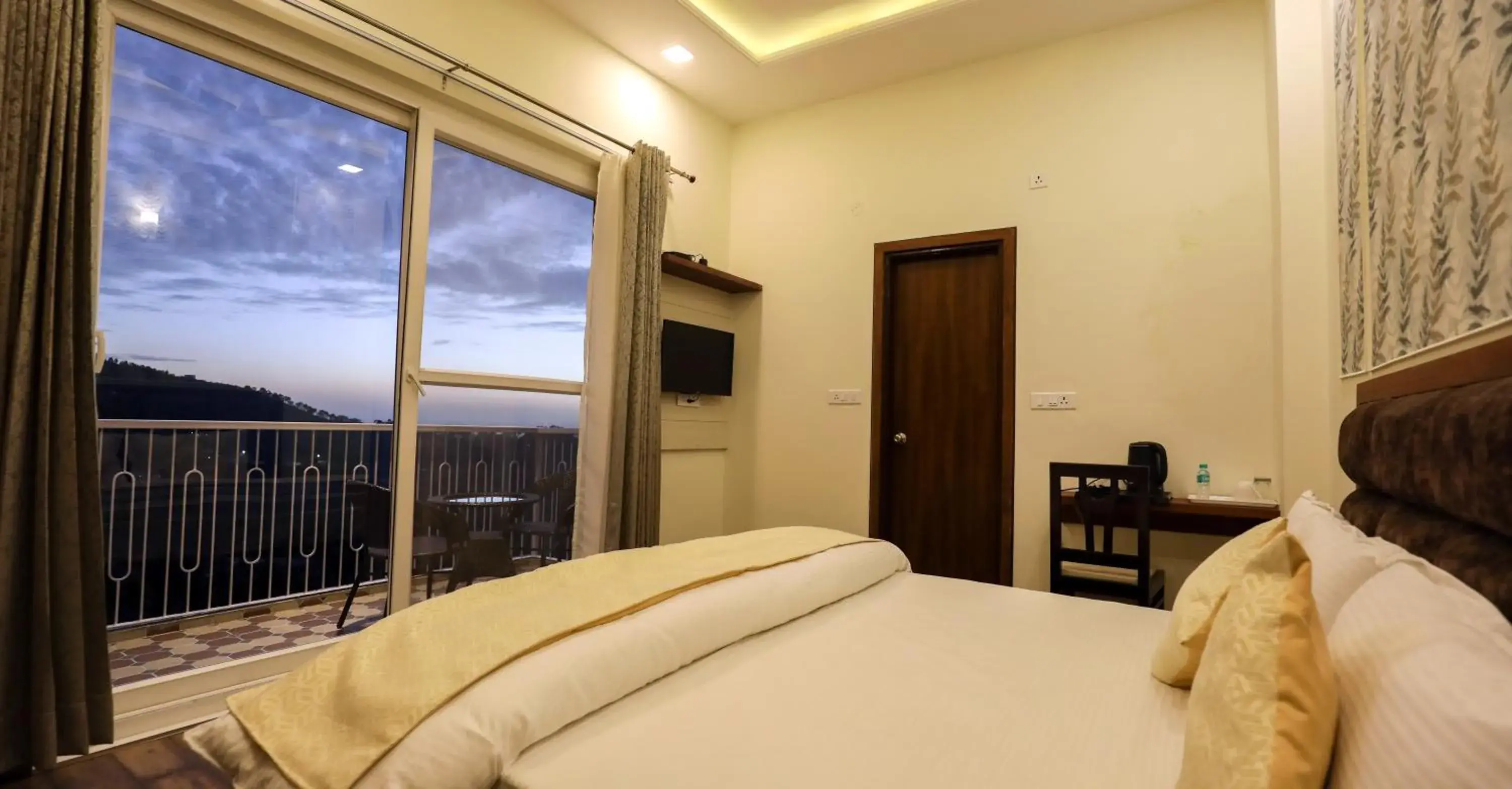 Deluxe Room in Hotel Le Halcyon Kasauli Deluxe Room in Hotel Le Halcyon Kasauli