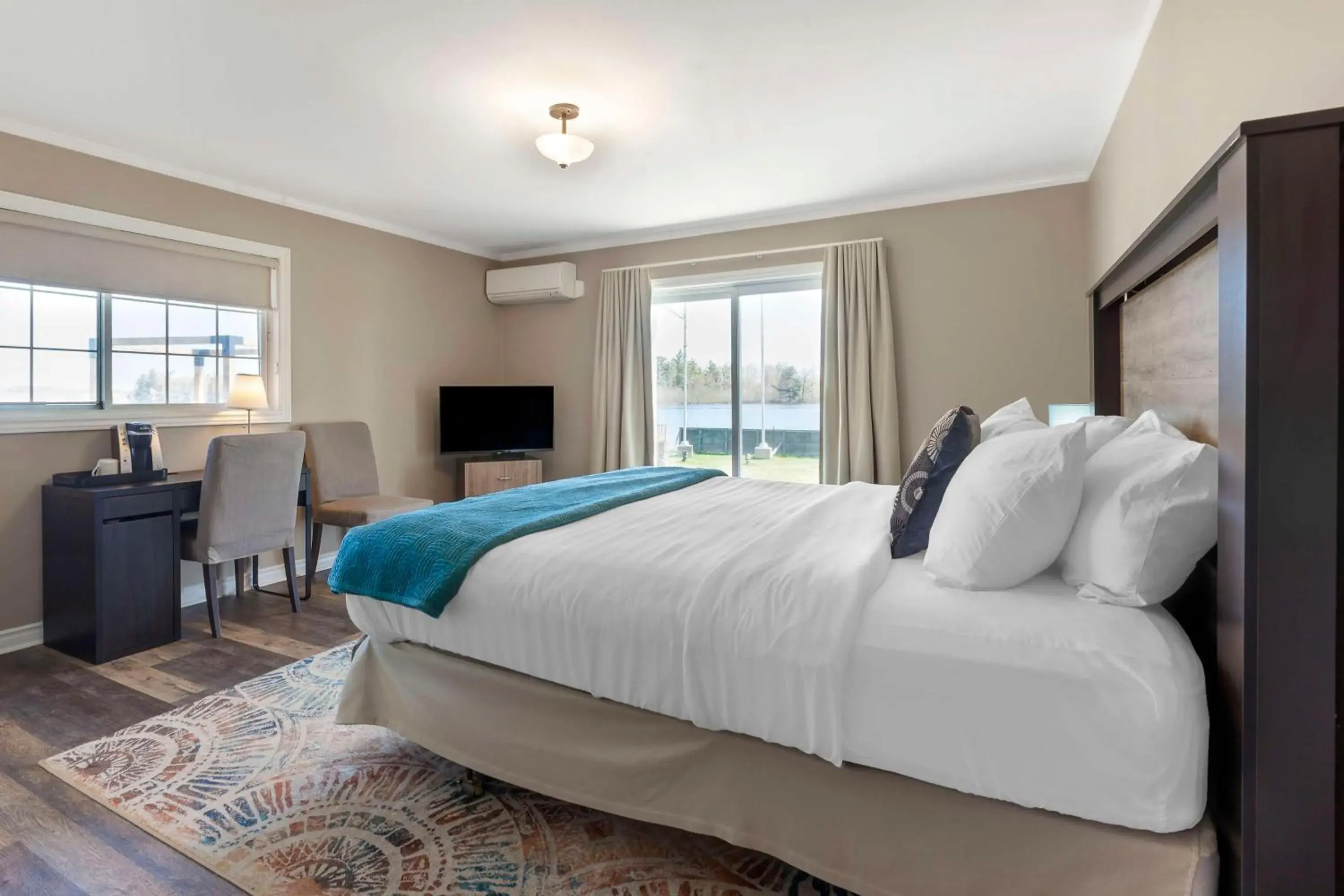 Queen Room with Lake View - Pet Friendly in Christie's Mill Inn & Spa - BW Premier Collection Queen Room with Lake View - Pet Friendly in Christie's Mill Inn & Spa - BW Premier Collection