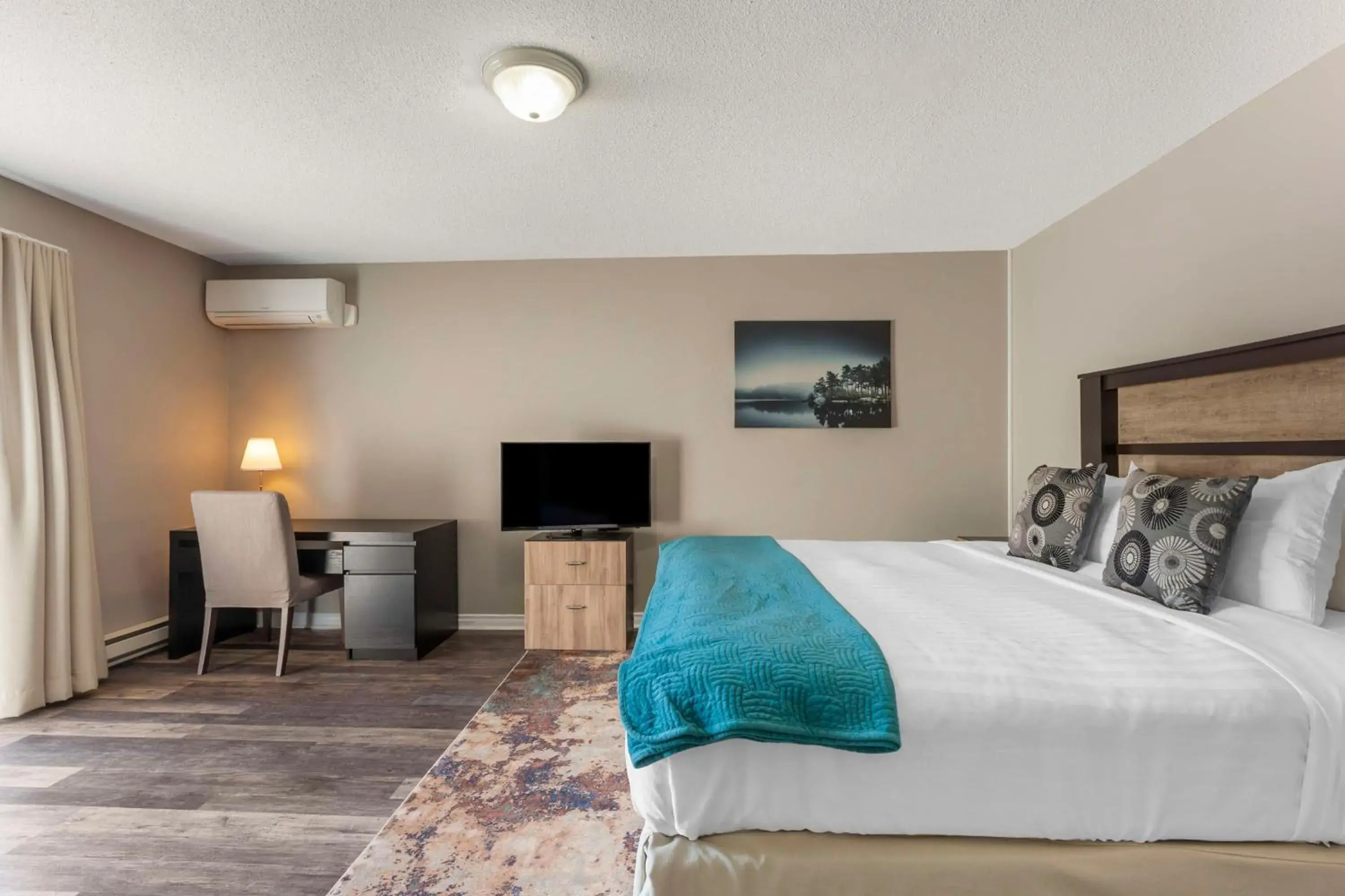 King Room with Balcony - Lake Front in Christie's Mill Inn & Spa - BW Premier Collection King Room with Balcony - Lake Front in Christie's Mill Inn & Spa - BW Premier Collection