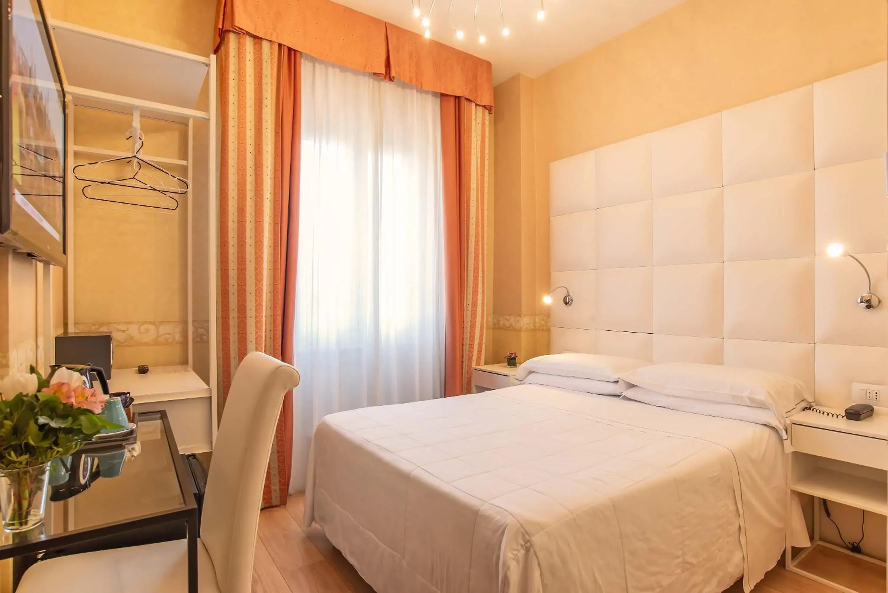 Small Double Room in Hotel Jane Small Double Room in Hotel Jane