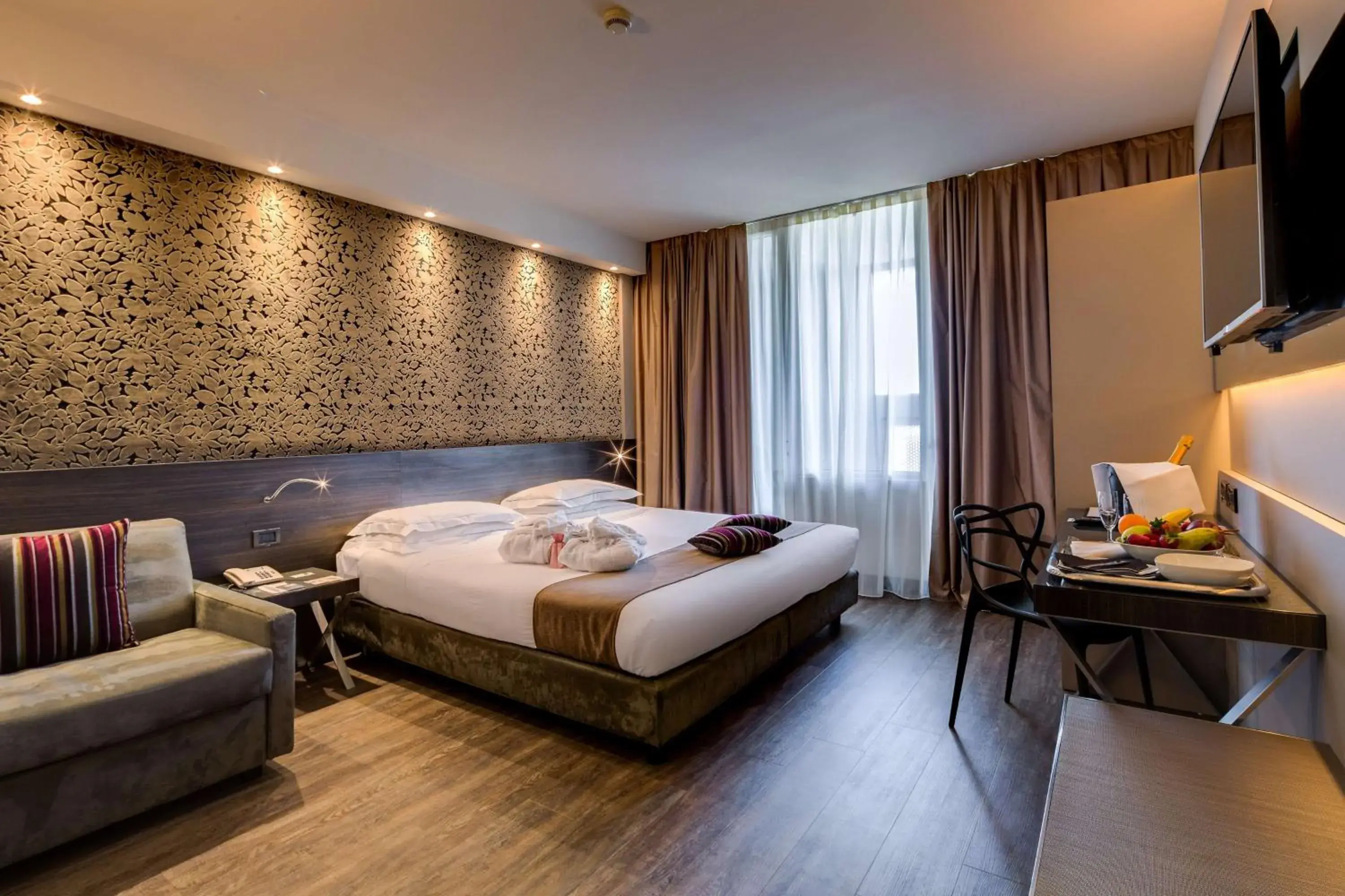 Executive King Room with Balcony in Best Western Plus Hotel Farnese Executive King Room with Balcony in Best Western Plus Hotel Farnese