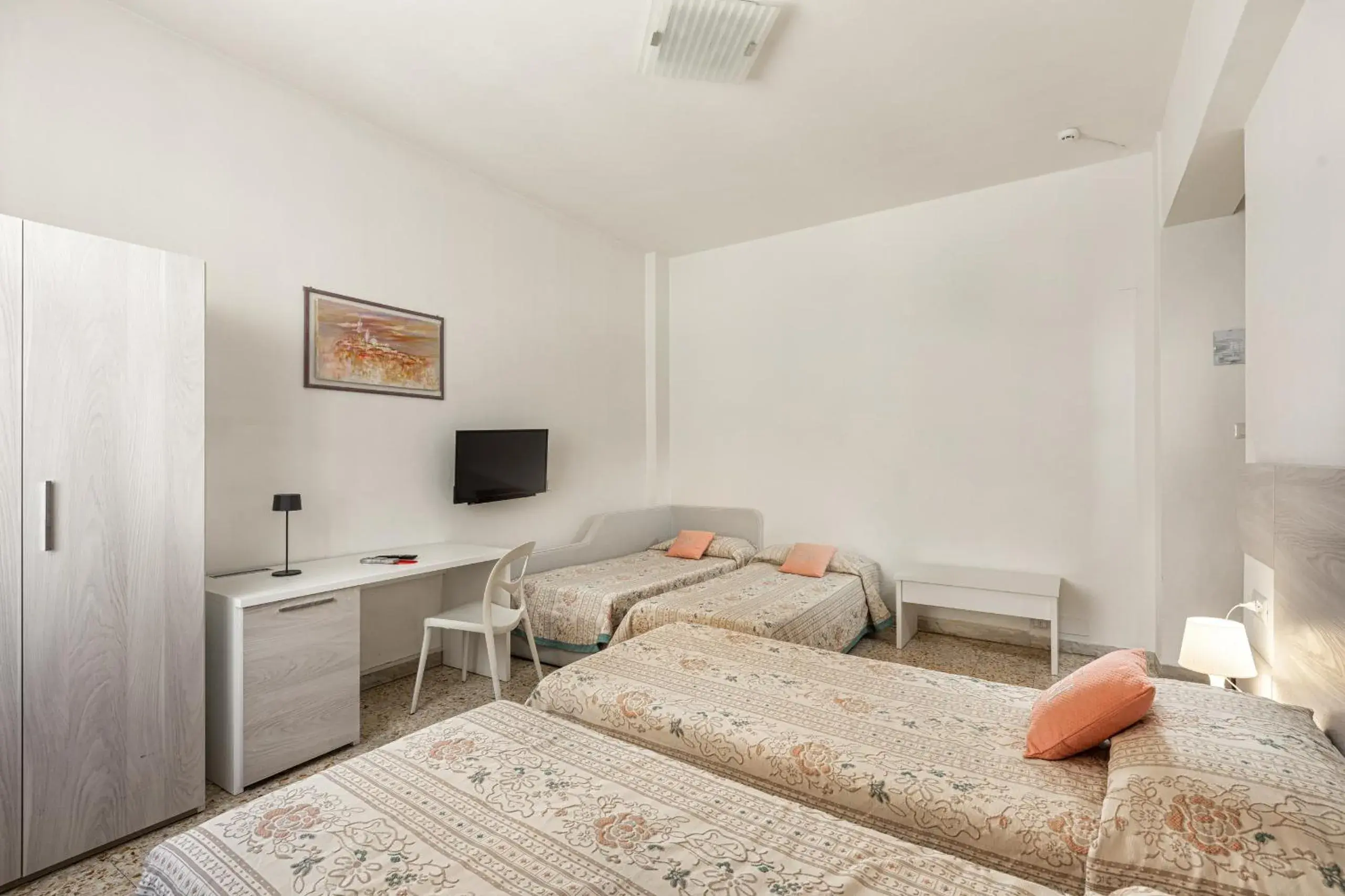 Standard Quadruple Room in Hotel Minerva Standard Quadruple Room in Hotel Minerva