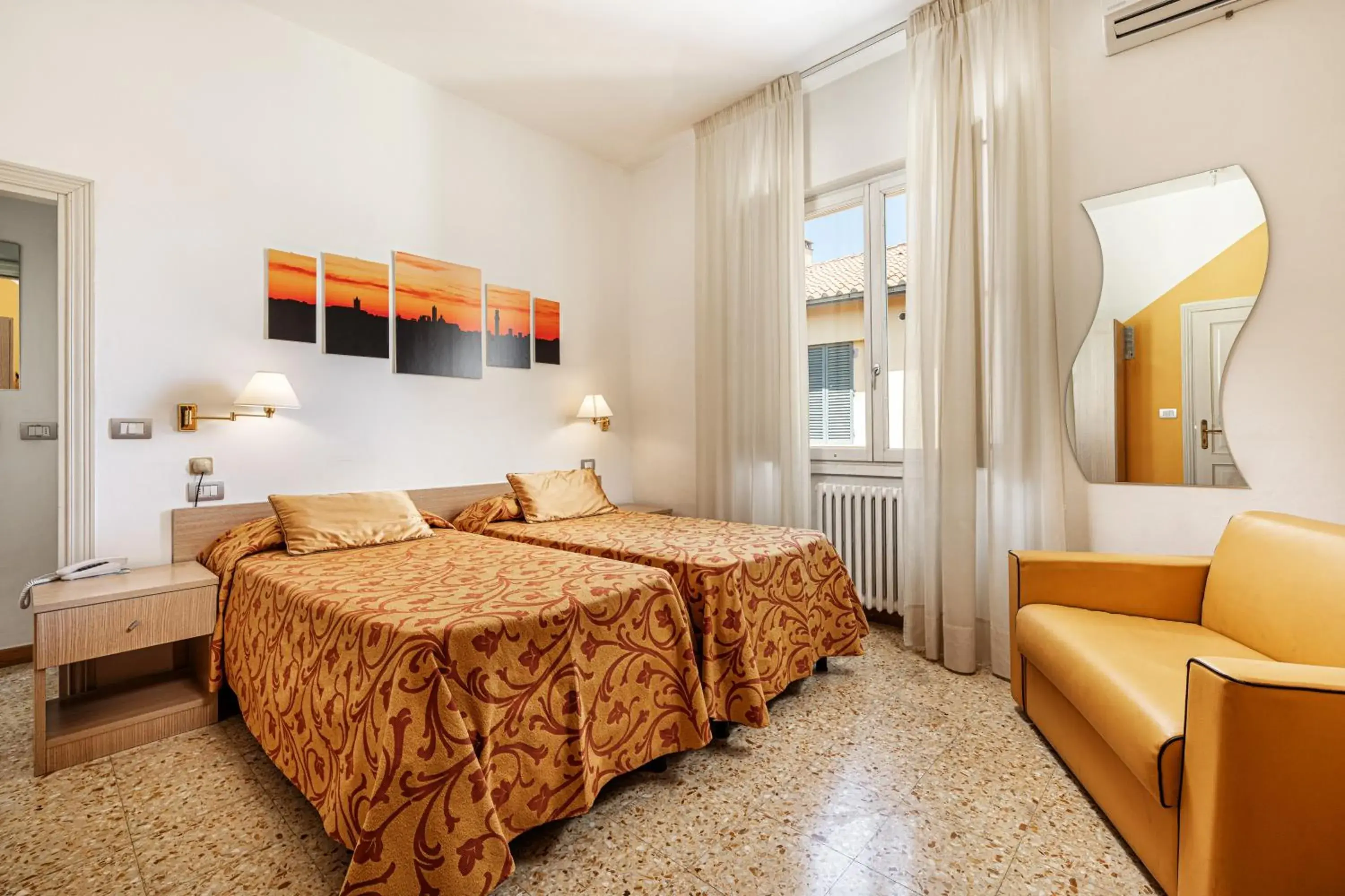 Economy Triple Room in Hotel Minerva Economy Triple Room in Hotel Minerva