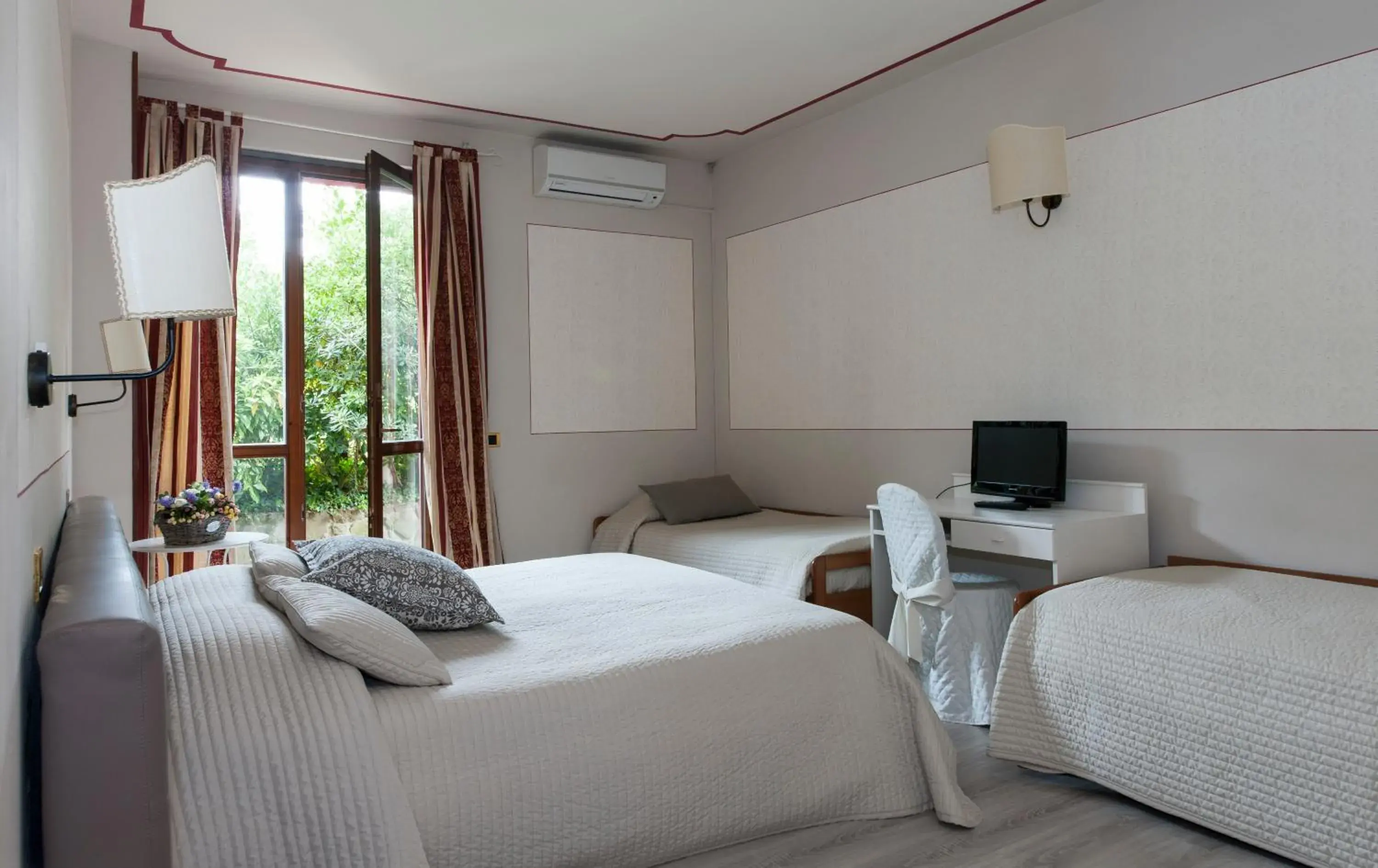 Quadruple Room with Garden View in Hotel Monti Quadruple Room with Garden View in Hotel Monti