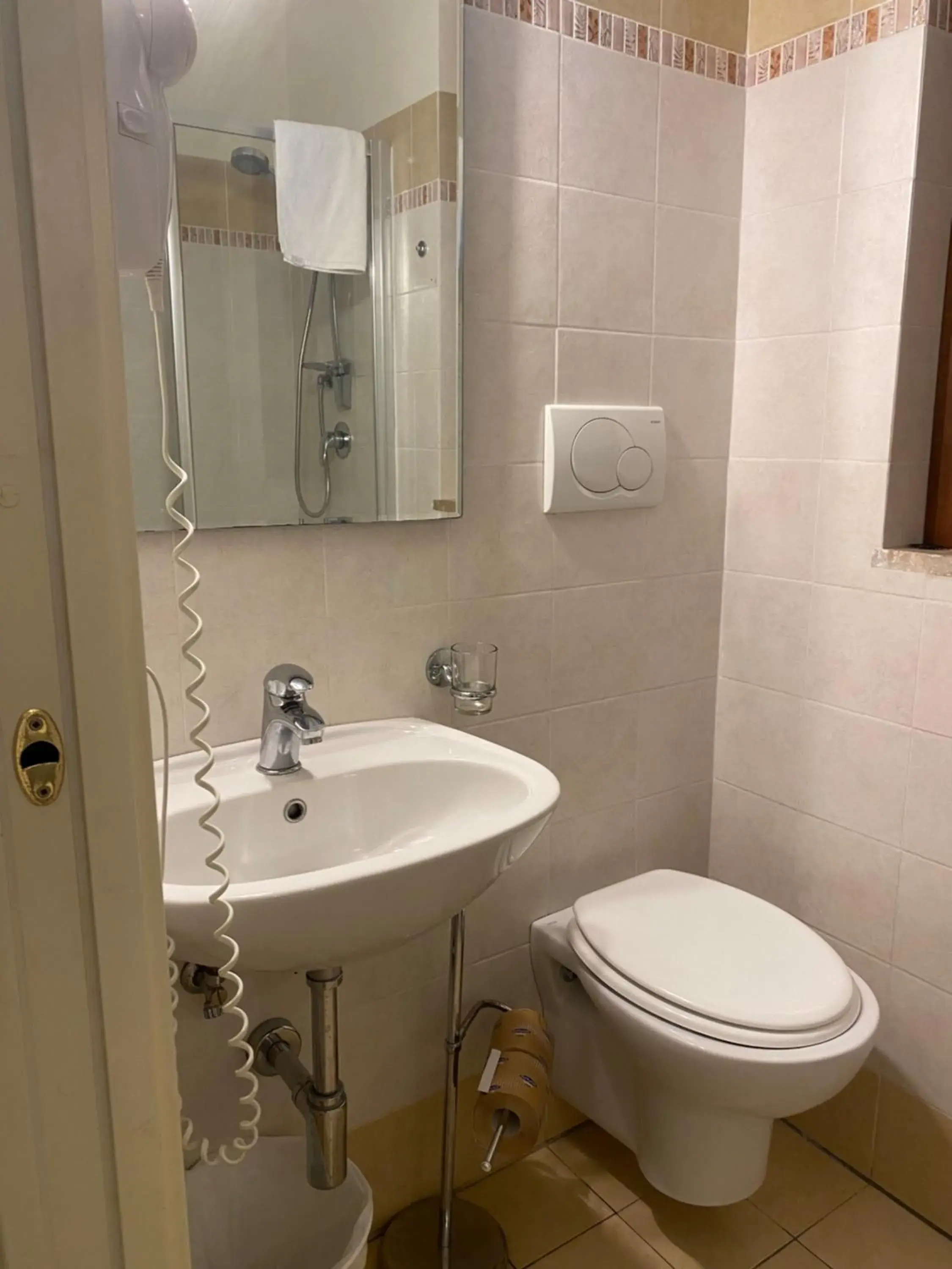 Quadruple Room without view in Hotel Monti Quadruple Room without view in Hotel Monti