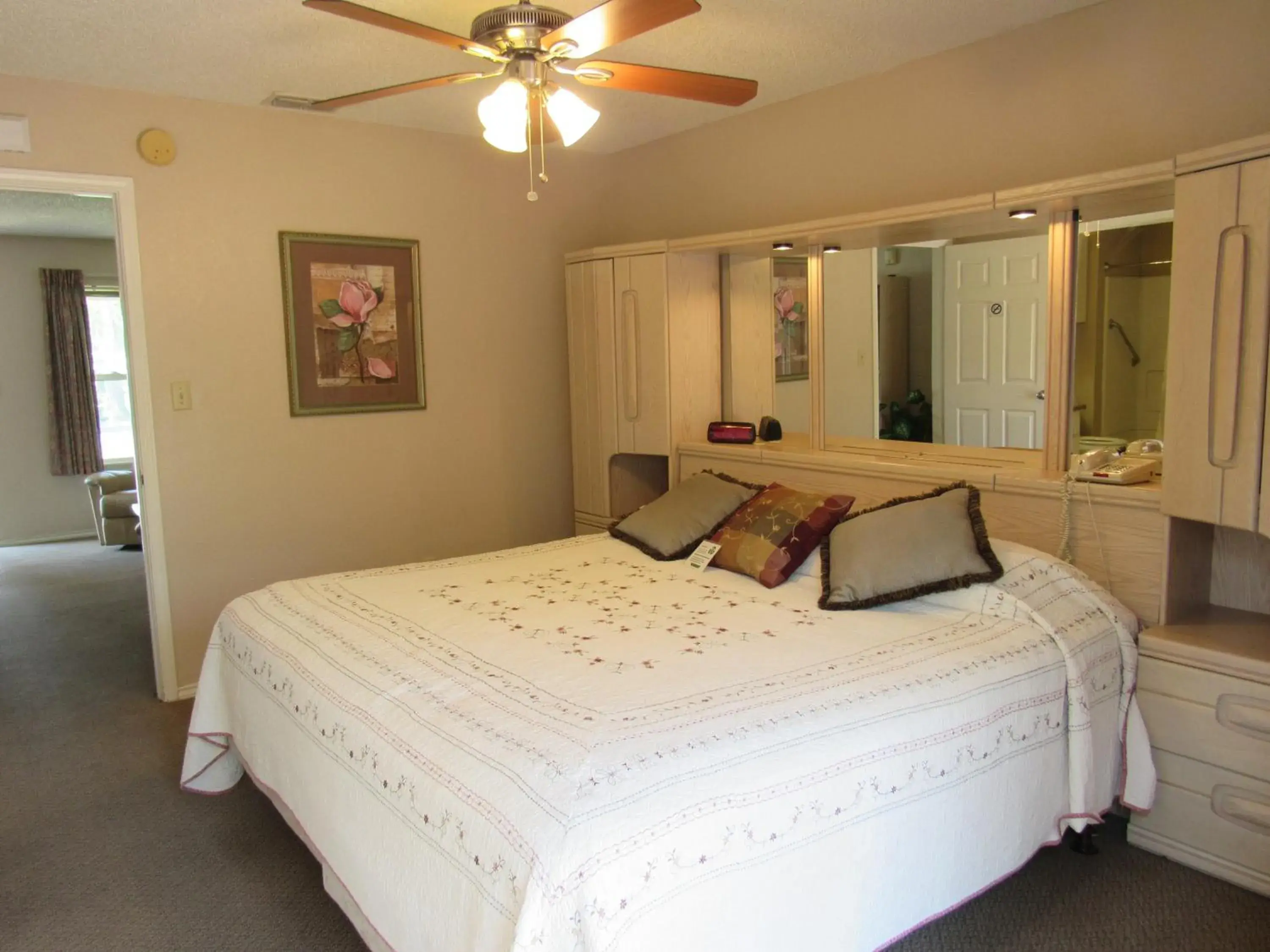 King Suite in Victoria Palms Inn and Suites King Suite in Victoria Palms Inn and Suites