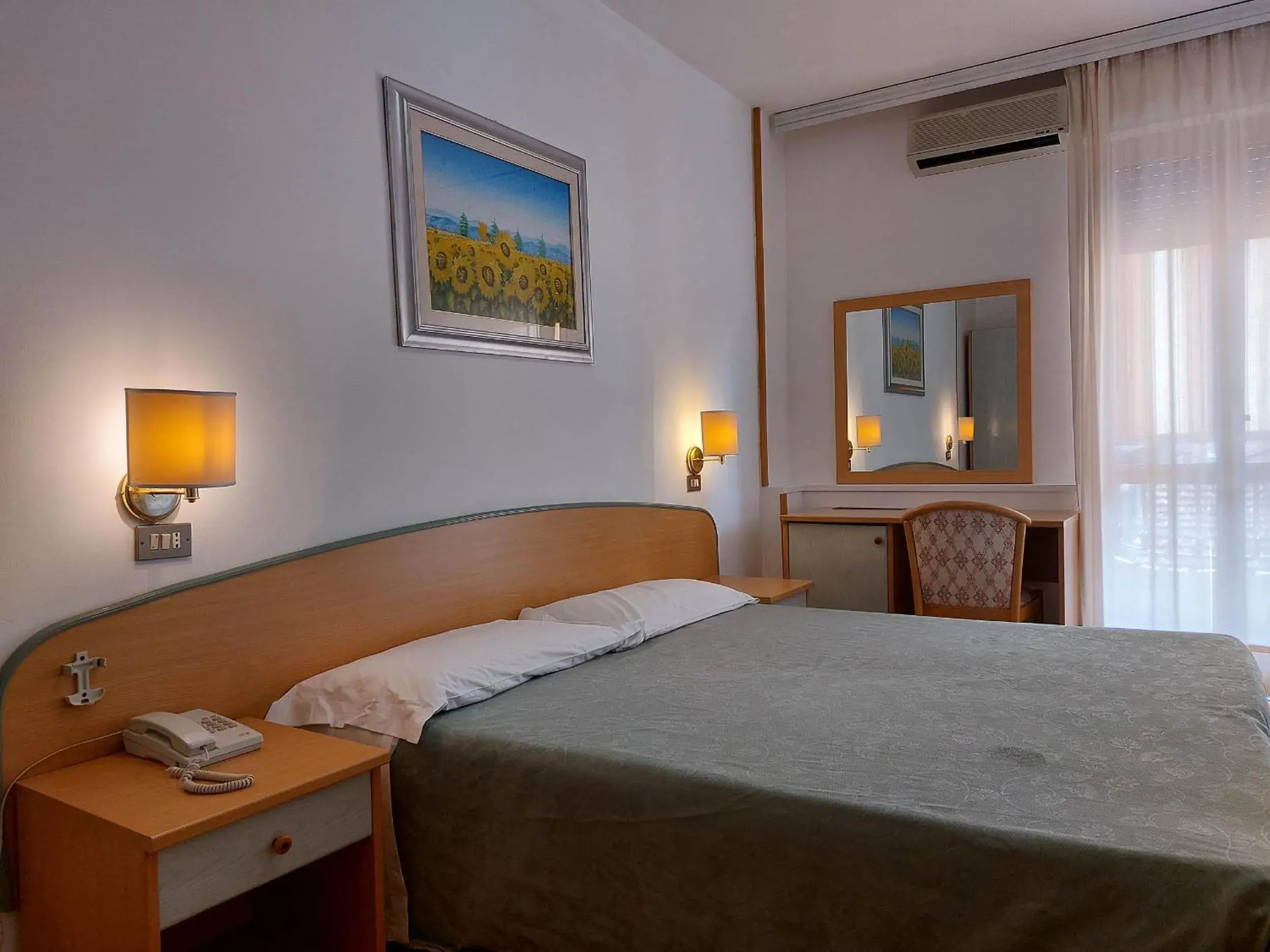 Large Double or Twin Room - single occupancy in Hotel Nettuno Large Double or Twin Room - single occupancy in Hotel Nettuno