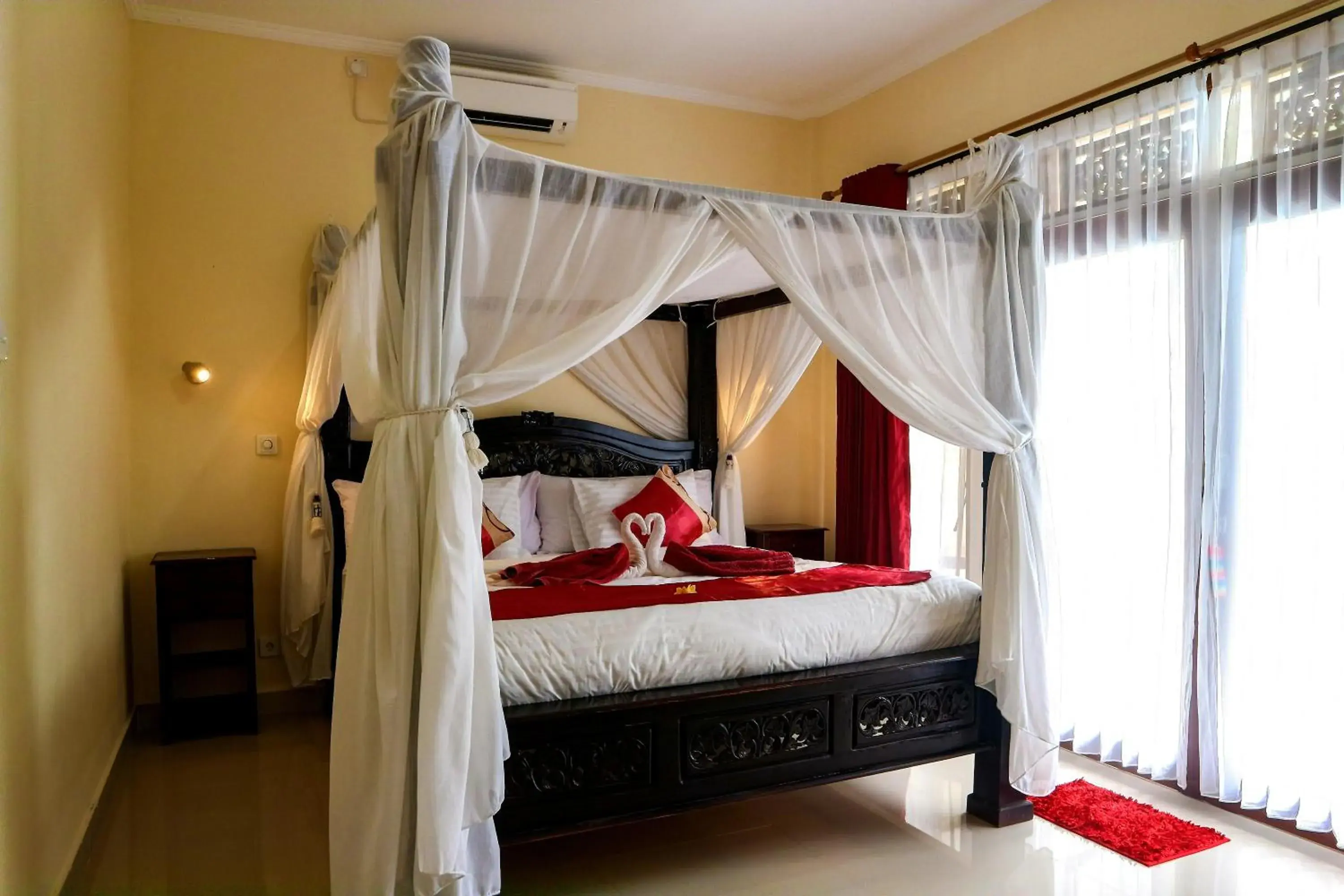 Deluxe Double Room with Bath - single occupancy in Bali 85 Beach Inn Deluxe Double Room with Bath - single occupancy in Bali 85 Beach Inn