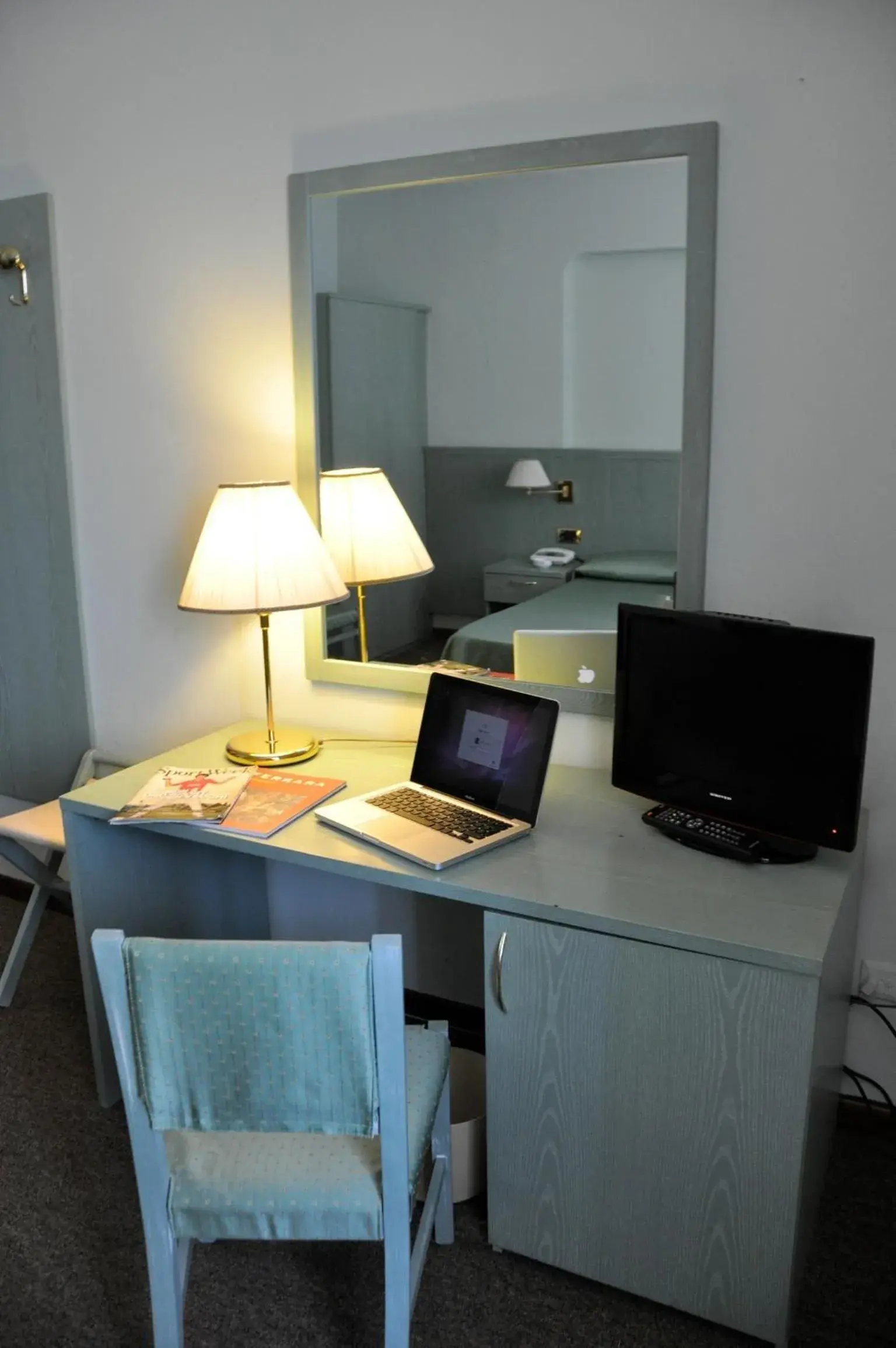 Twin Room in Albergo Della Corona Twin Room in Albergo Della Corona