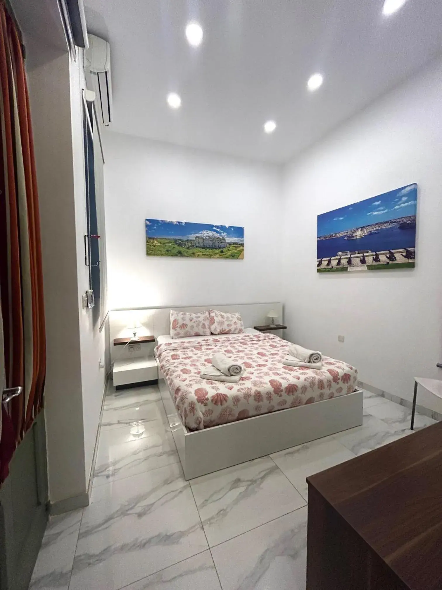 Small Double Room in Tritoni Harbour suites - Valletta Small Double Room in Tritoni Harbour suites - Valletta