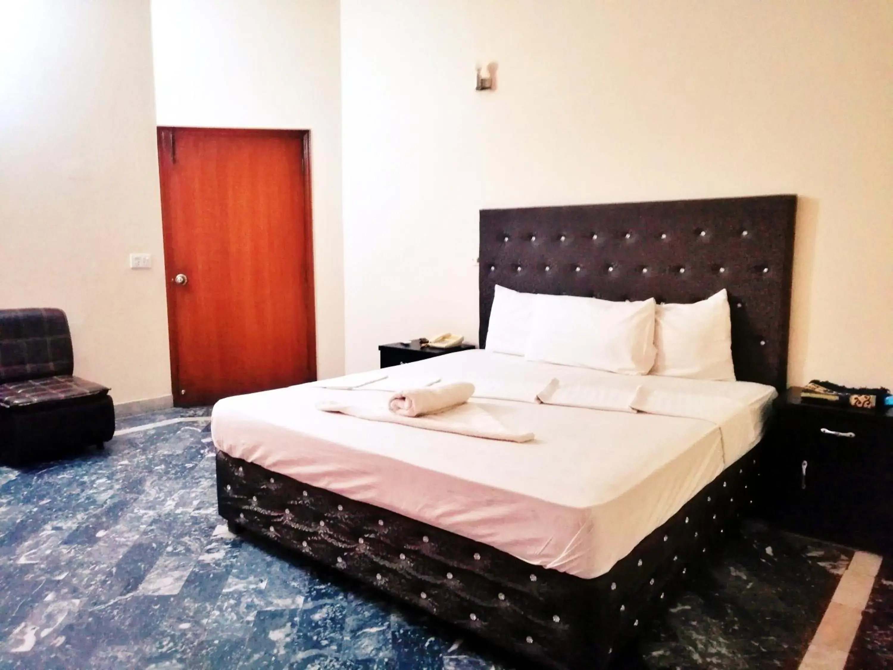 Deluxe Single Room in Hotel Rose Inn Lahore Deluxe Single Room in Hotel Rose Inn Lahore