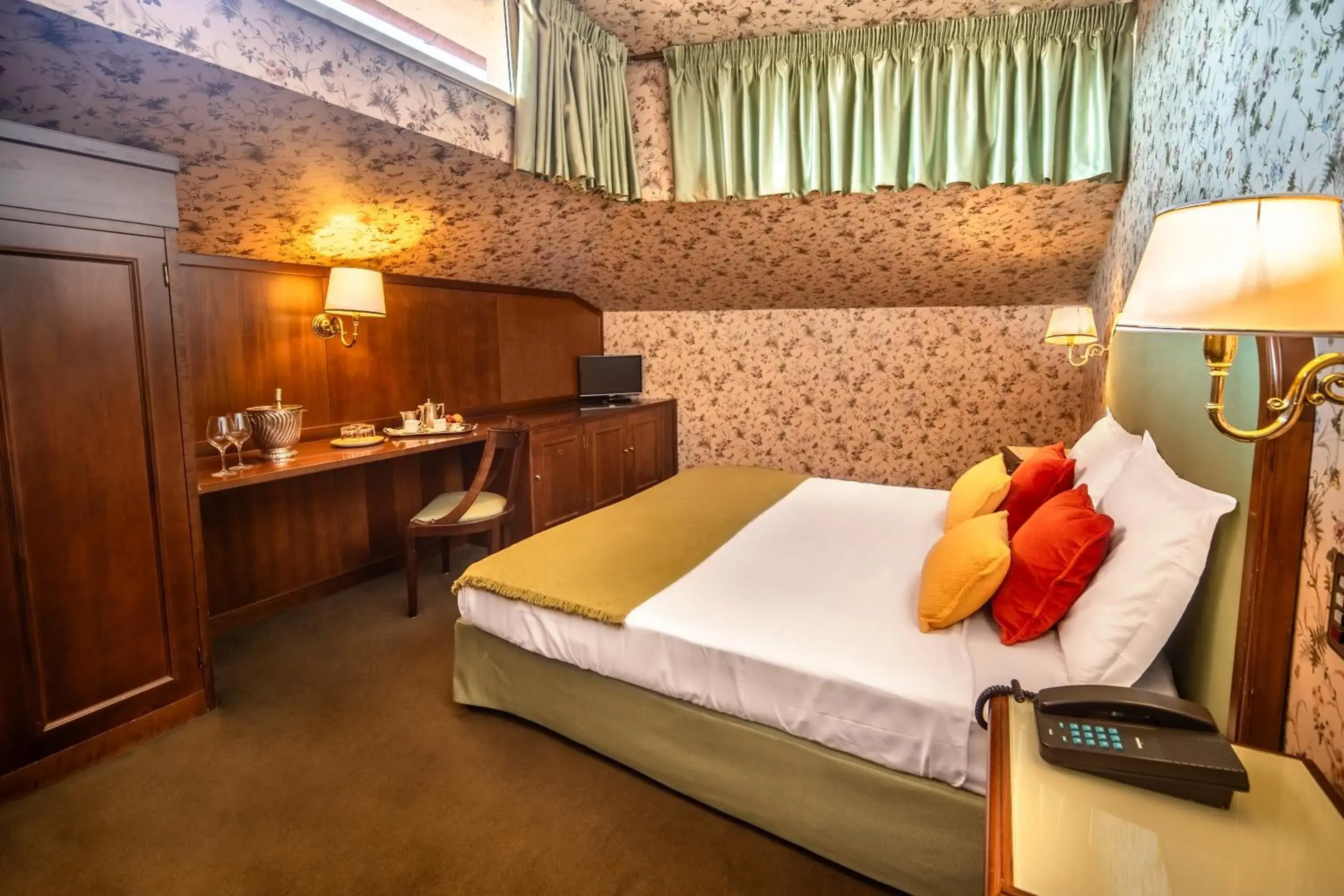 Basic Double Room With Small Window in Grand Hotel Bastiani Basic Double Room With Small Window in Grand Hotel Bastiani