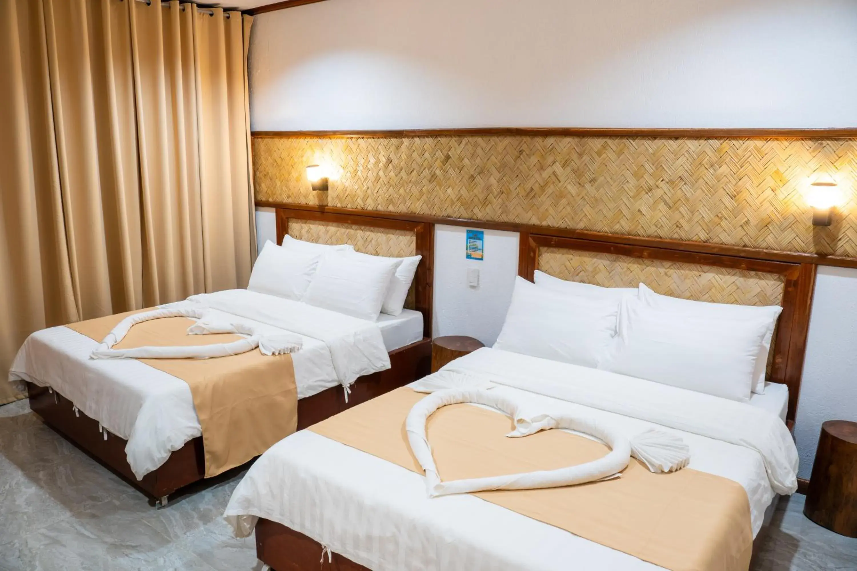 Deluxe Quadruple Room in El Nido Viewdeck Cottages Deluxe Quadruple Room in El Nido Viewdeck Cottages