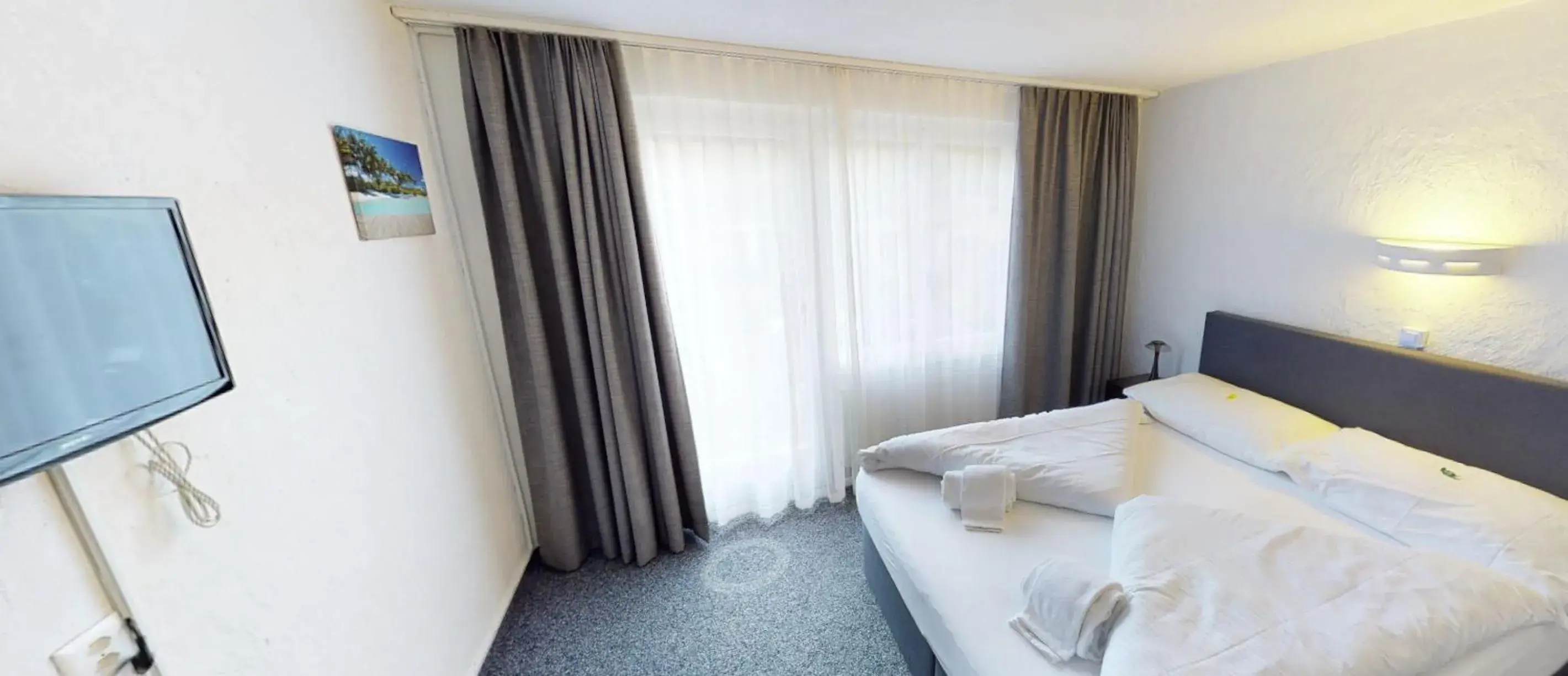 Double Room with Balcony - single occupancy in Boutique Hotel & Restaurant Bären Ringgenberg Double Room with Balcony - single occupancy in Boutique Hotel & Restaurant Bären Ringgenberg