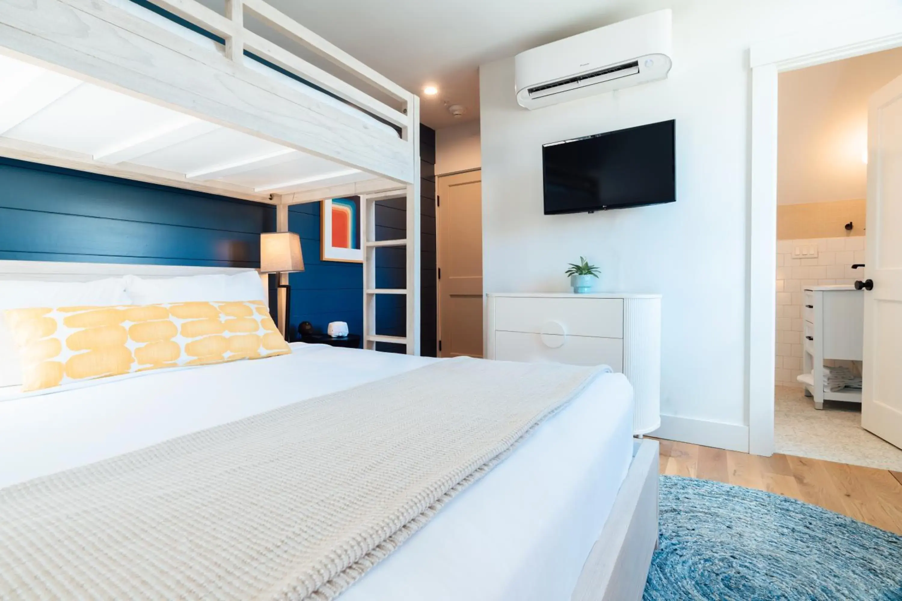 Deluxe Queen Room in The Franklin Hotel Martha's Vineyard Deluxe Queen Room in The Franklin Hotel Martha's Vineyard