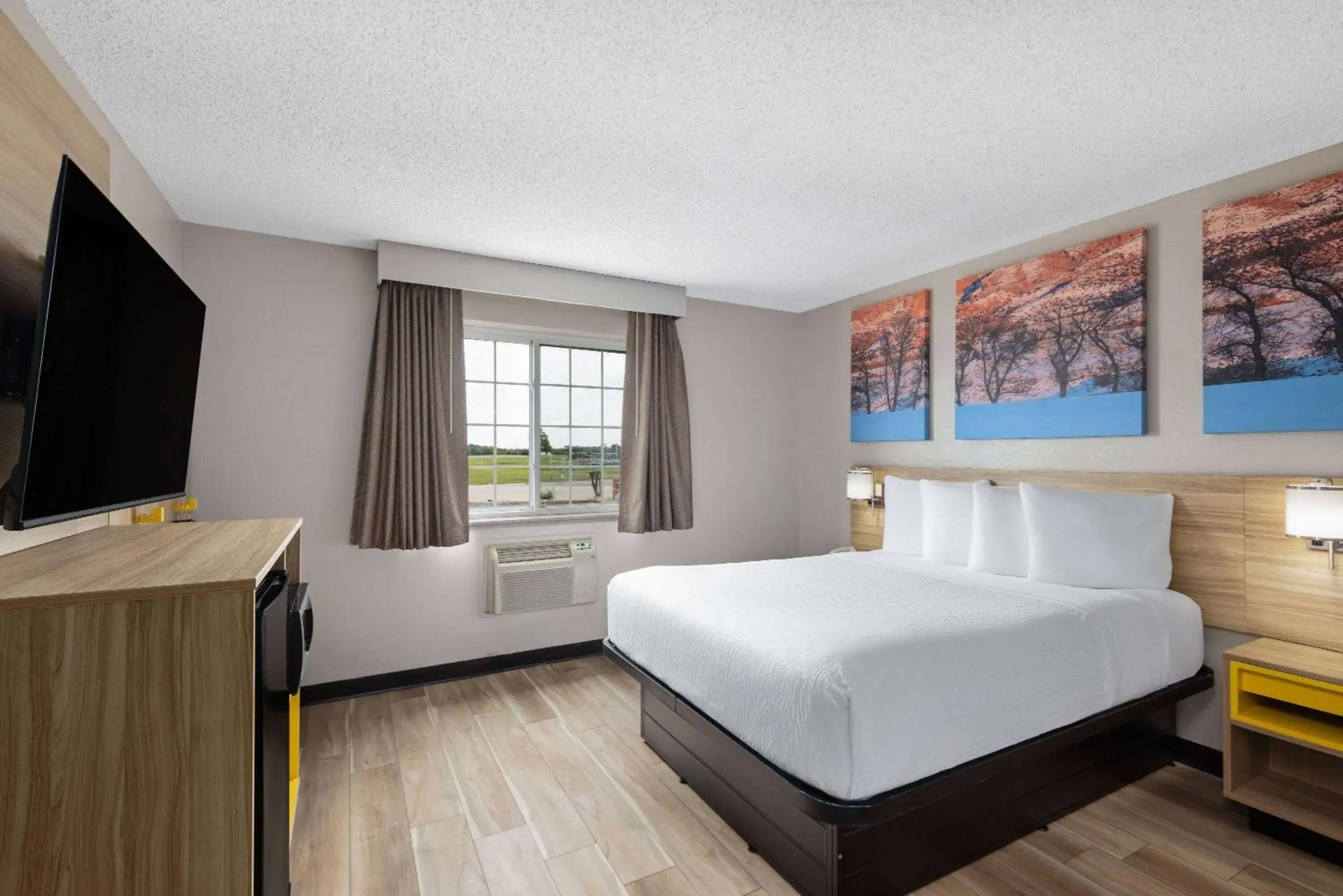 Queen Room - Mobility Accessible/First Floor/Non-Smoking in Days Inn by Wyndham Miami Queen Room - Mobility Accessible/First Floor/Non-Smoking in Days Inn by Wyndham Miami