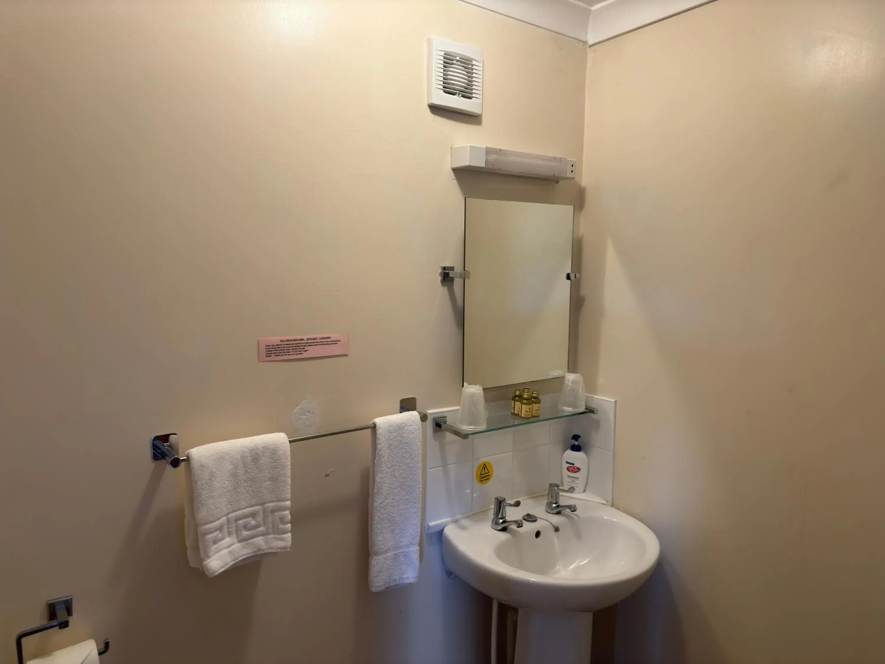 Room 2 - Twin room with private bathroom in The Carpenters Arms Rooms in Broadway, Laugharne Room 2 - Twin room with private bathroom in The Carpenters Arms Rooms in Broadway, Laugharne