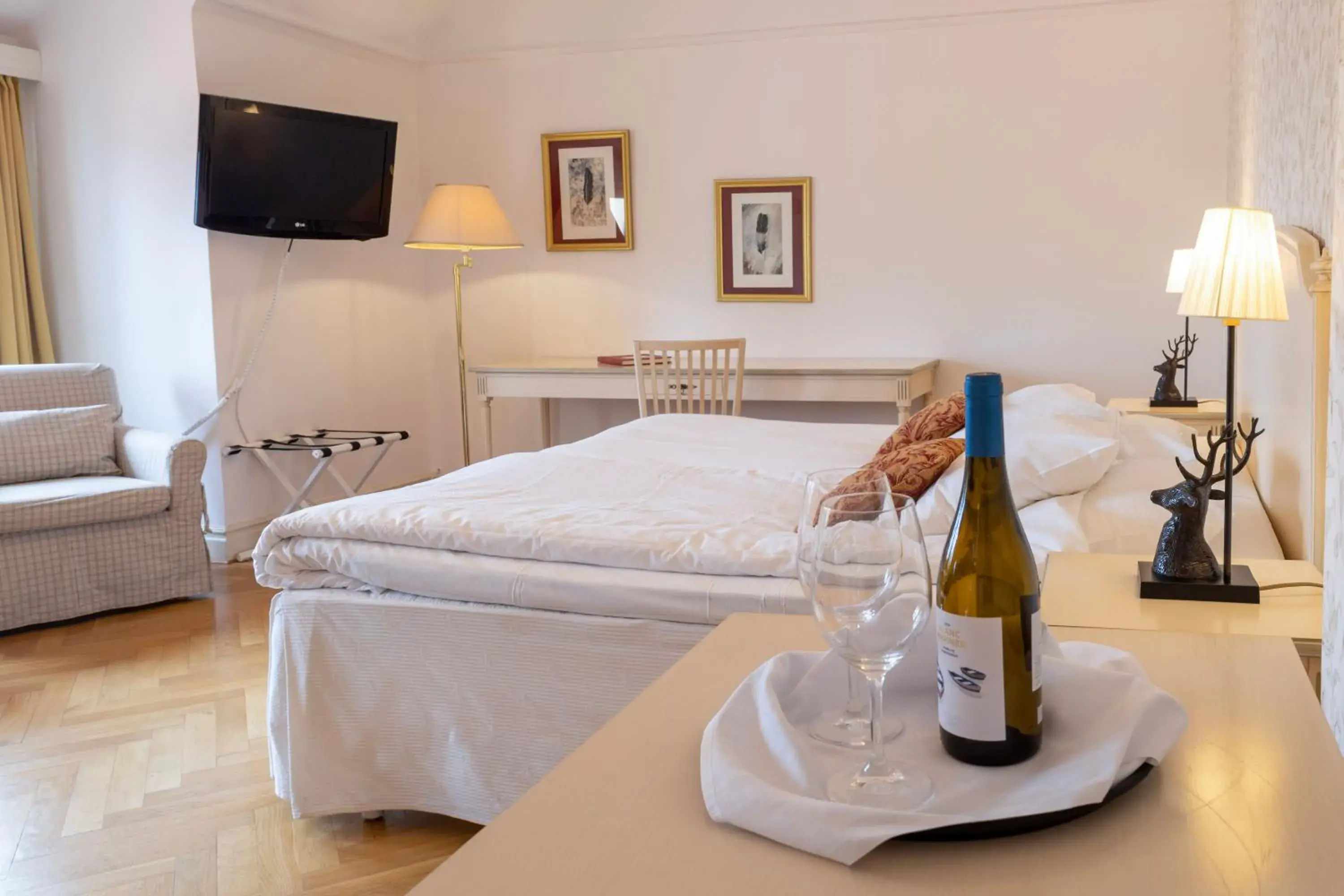 Double Room with Lake View in Möckelsnäs Herrgård Double Room with Lake View in Möckelsnäs Herrgård