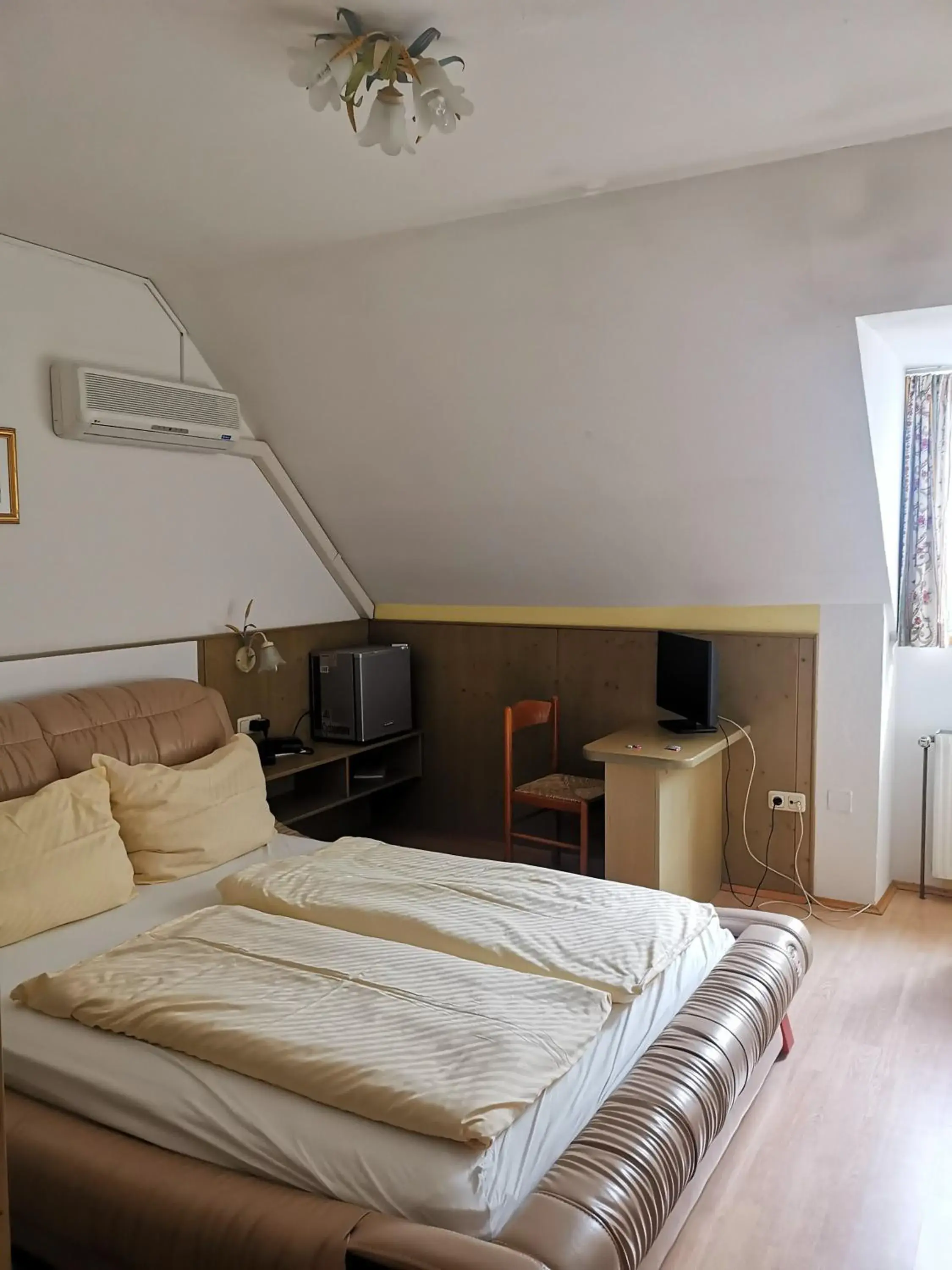 Double Room with Balcony in Pension Arkadenhof Double Room with Balcony in Pension Arkadenhof