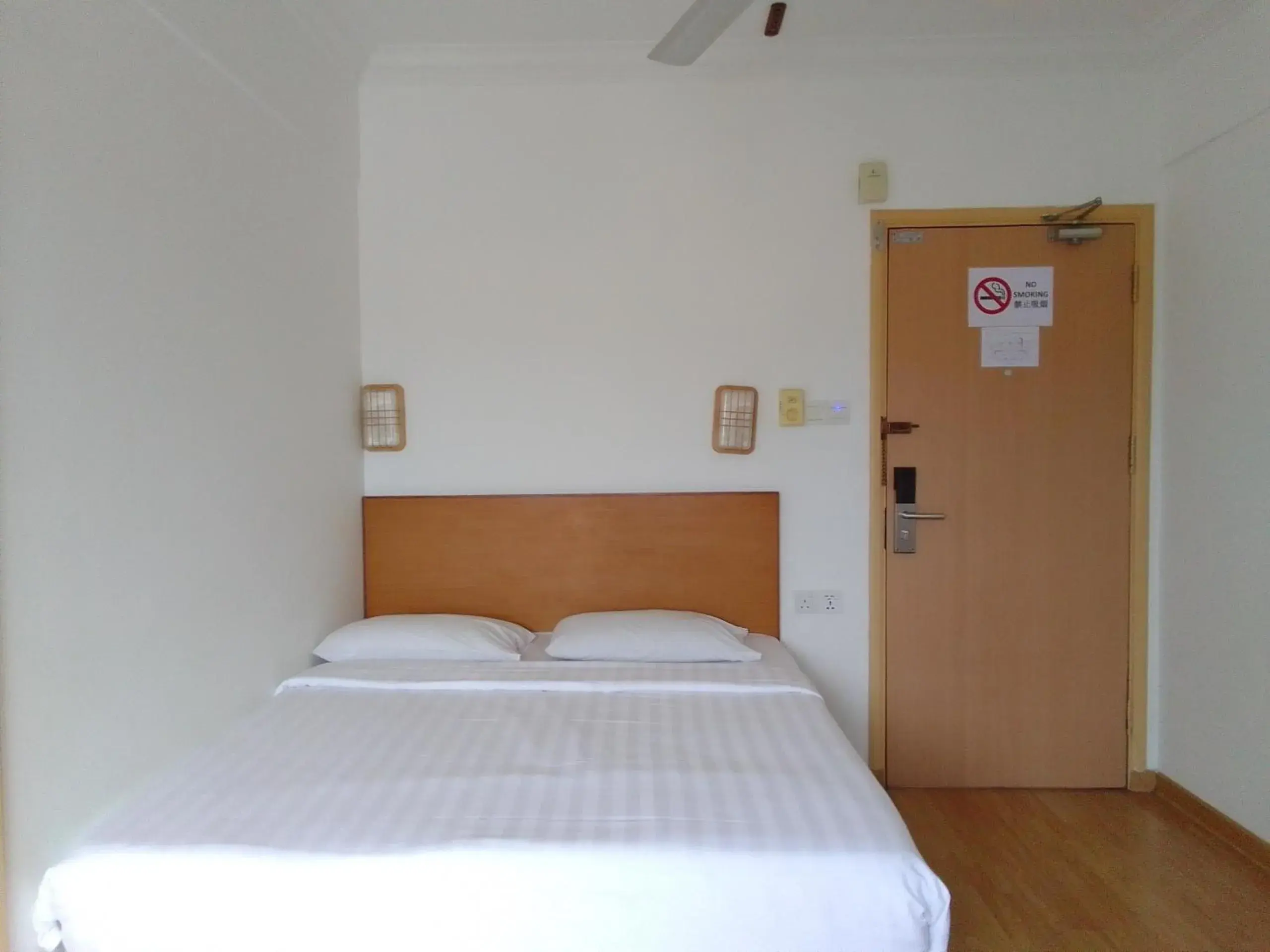 Superior King Room in Borneo Suites Hotel Superior King Room in Borneo Suites Hotel