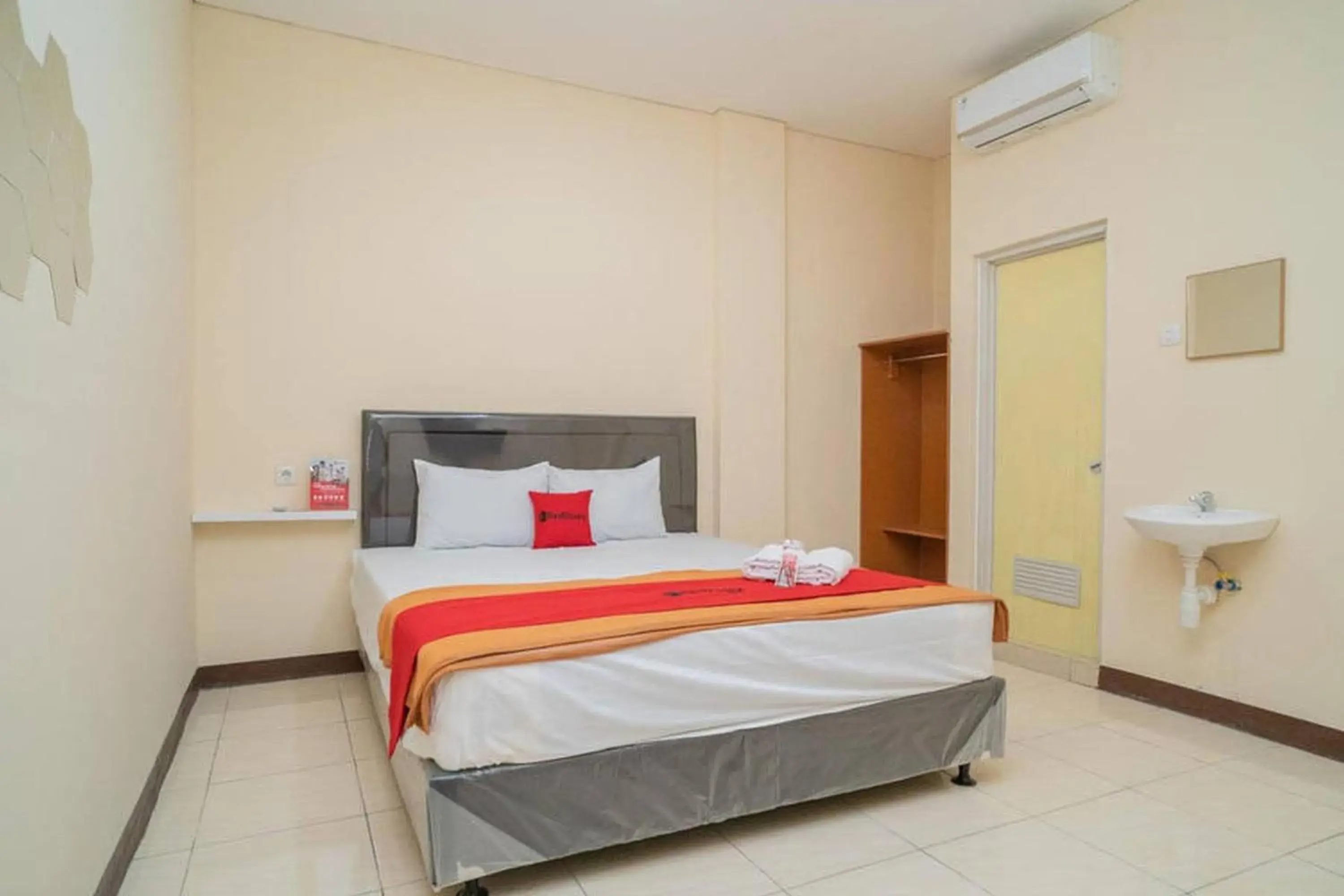 Deluxe Double Room in RedDoorz near Stasiun Tangerang Deluxe Double Room in RedDoorz near Stasiun Tangerang