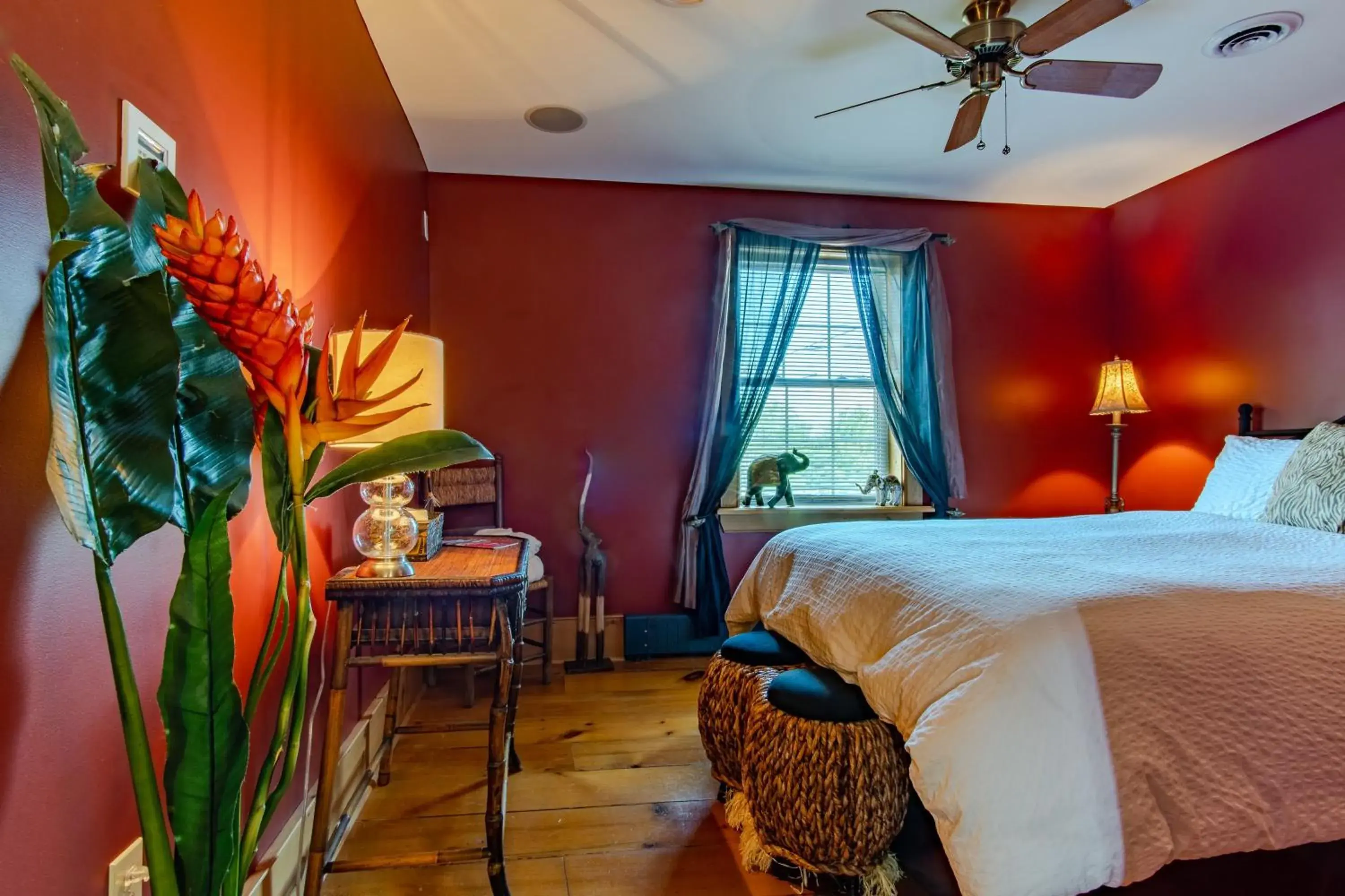 Queen Room in Emilyville Inn Queen Room in Emilyville Inn