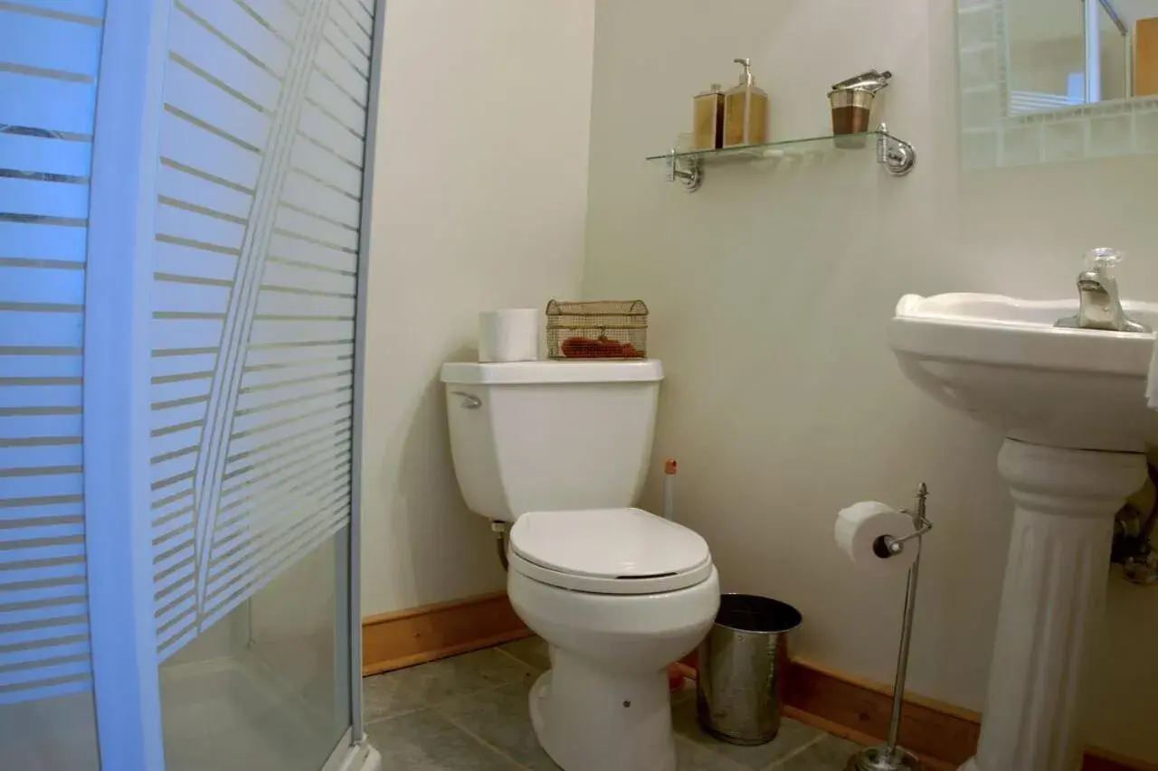 King Room - single occupancy in Emilyville Inn King Room - single occupancy in Emilyville Inn