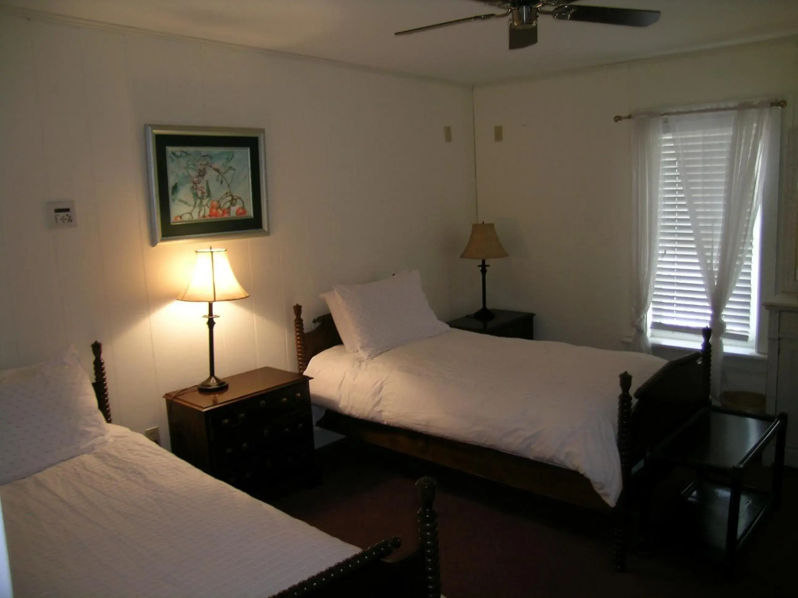 Twin Room - Disability Access in Emilyville Inn Twin Room - Disability Access in Emilyville Inn