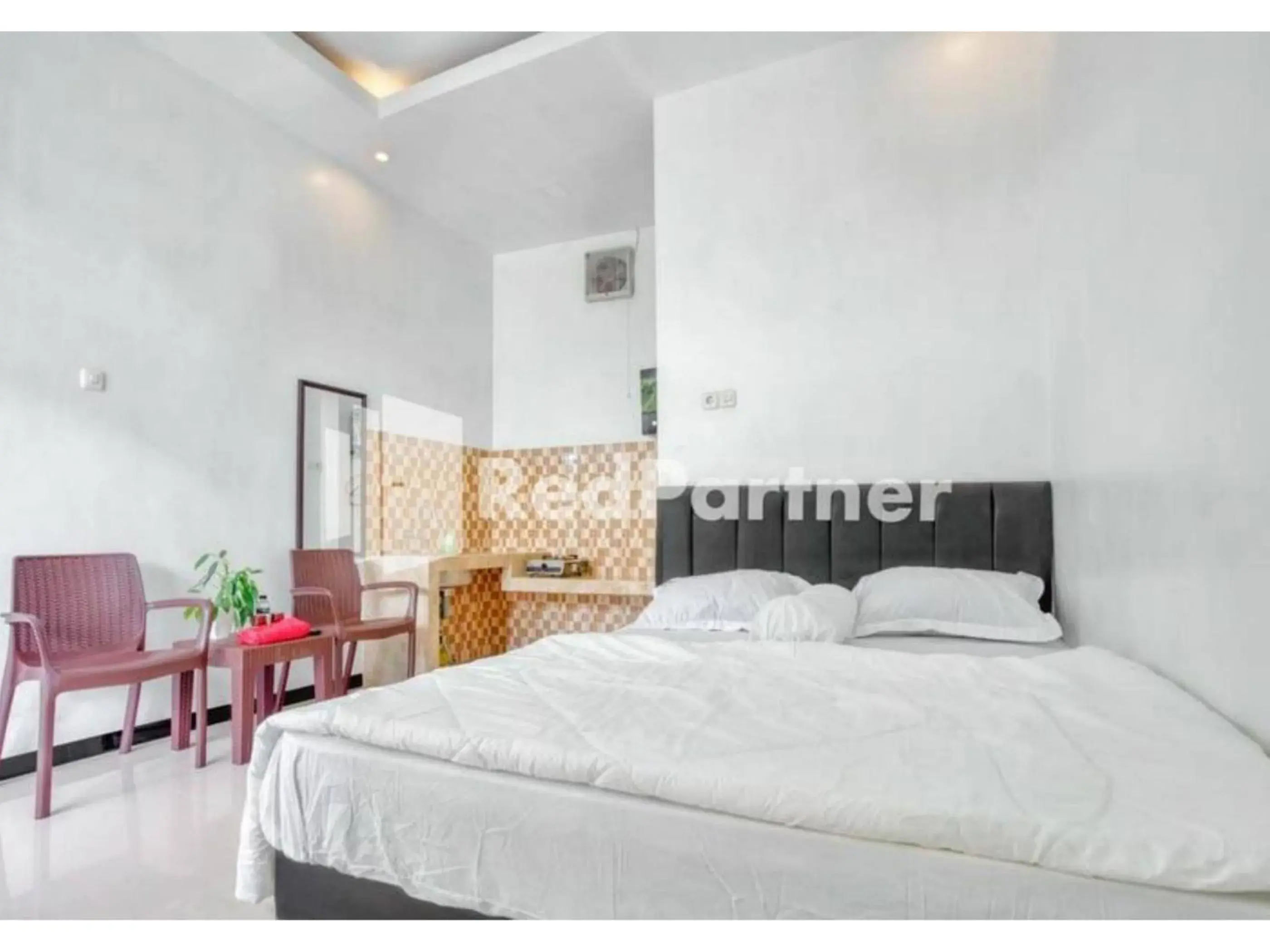 Standard Double Room with Fan in Griya Rahayu Guesthouse Mitra RedDoorz near Jatim Park 2 Batu Standard Double Room with Fan in Griya Rahayu Guesthouse Mitra RedDoorz near Jatim Park 2 Batu