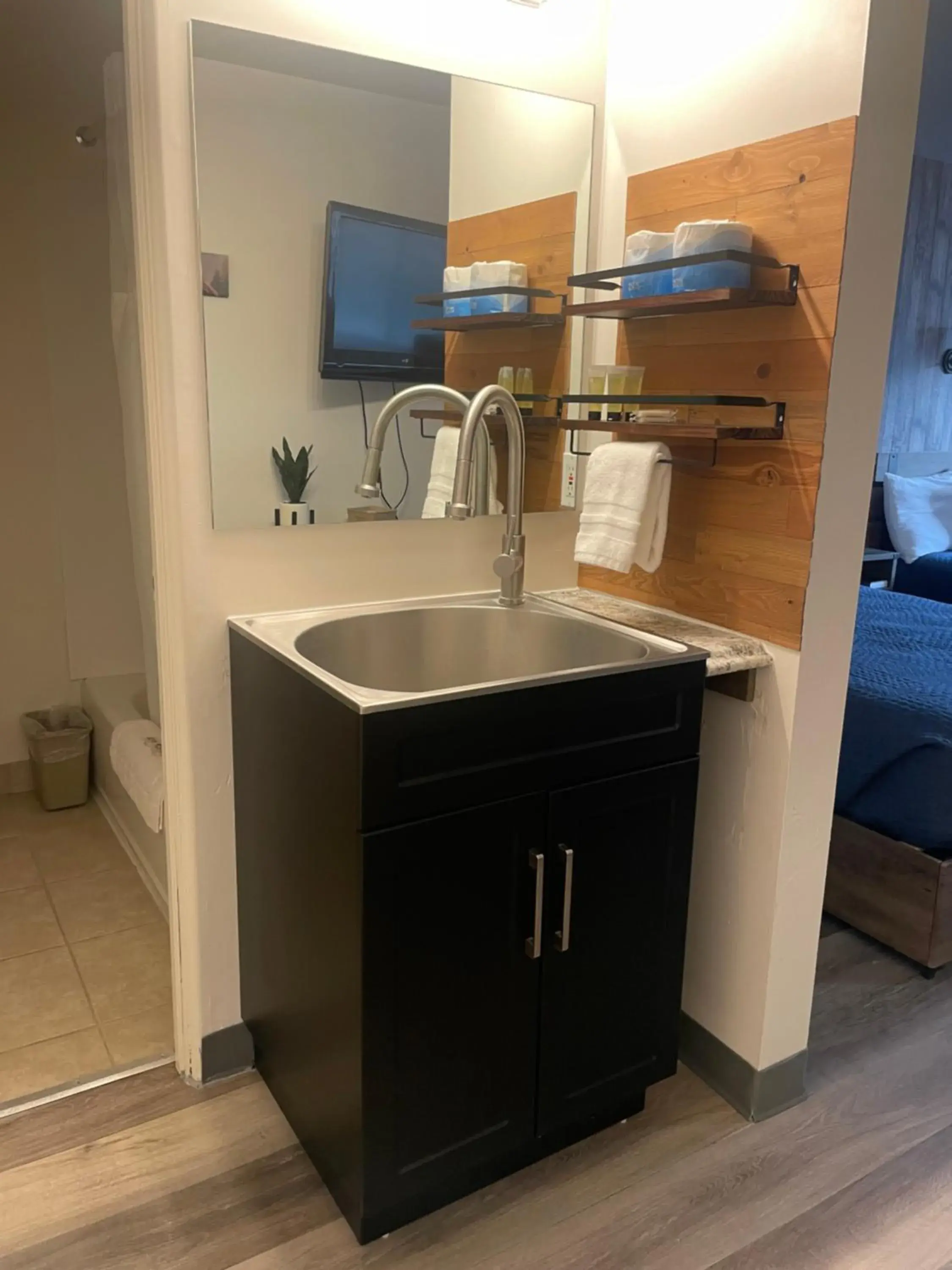 Deluxe Double Room (1 adult + 1 child) in Jefferson Inn Deluxe Double Room (1 adult + 1 child) in Jefferson Inn