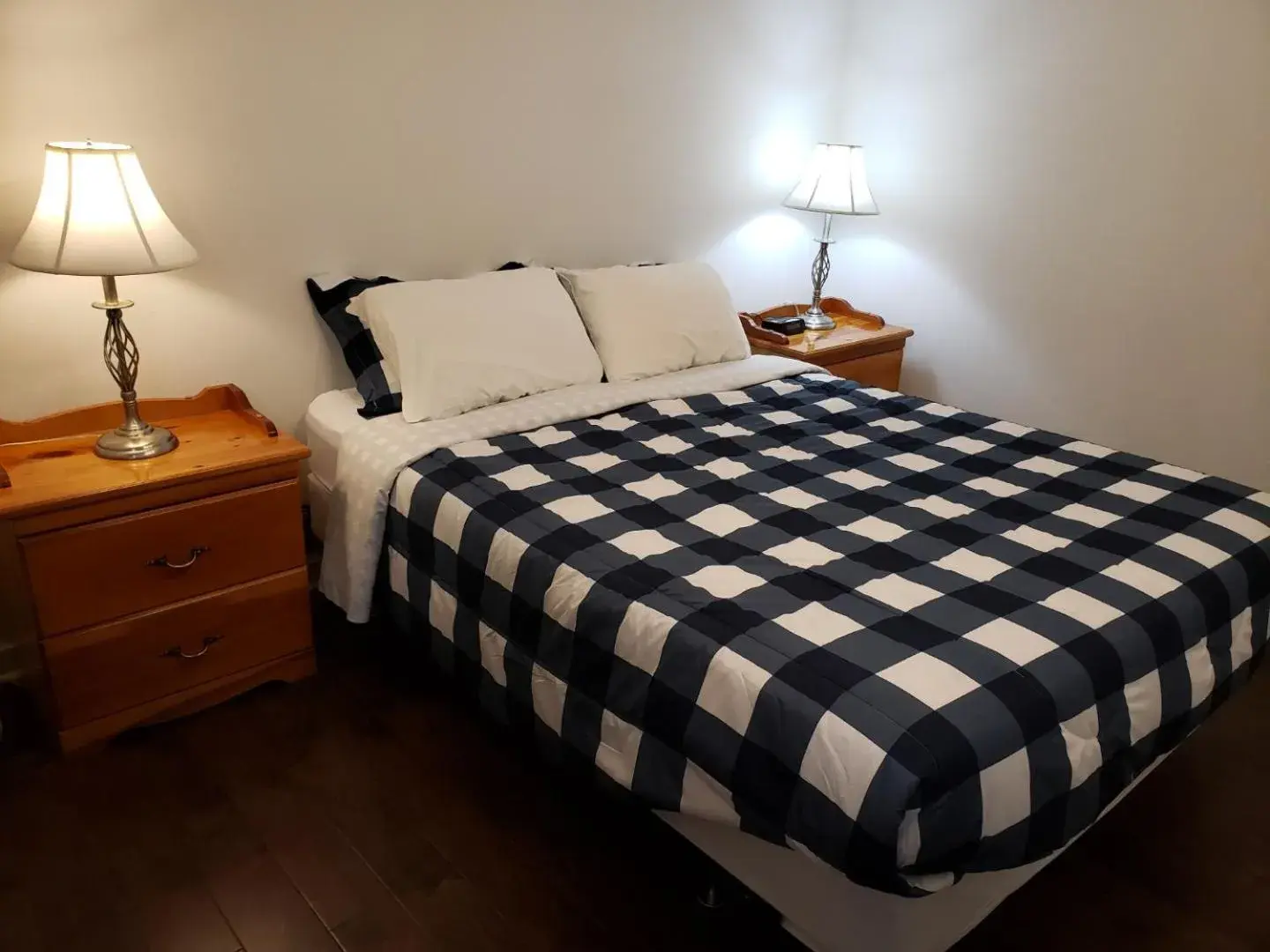 Queen Room in Scoodic Motel Queen Room in Scoodic Motel