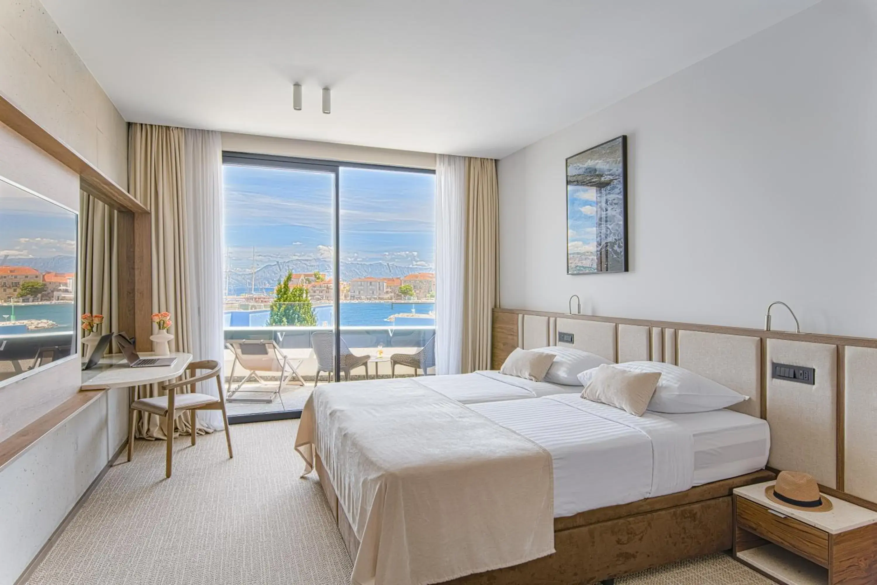 Superior Double or Twin Room with Side Sea View - single occupancy in Grand Hotel View Superior Double or Twin Room with Side Sea View - single occupancy in Grand Hotel View