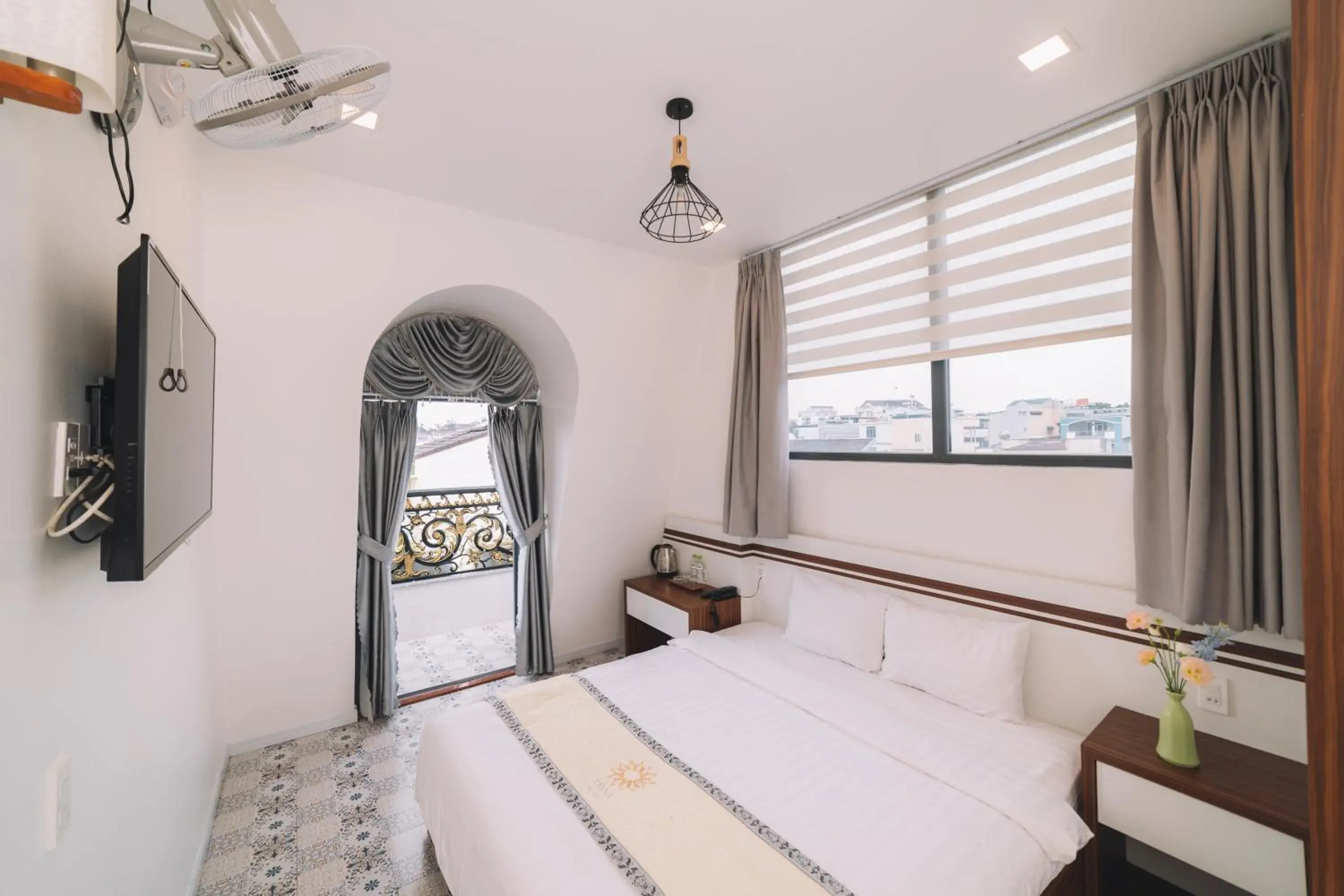 Deluxe Double Room with Balcony in Hạ Na Hotel Đà Lạt Deluxe Double Room with Balcony in Hạ Na Hotel Đà Lạt