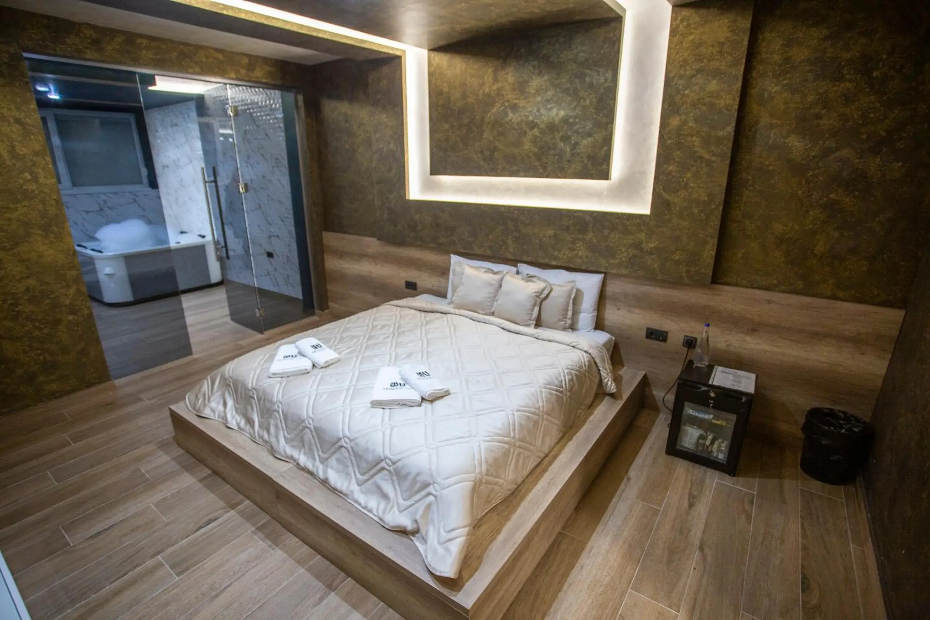 Double Room with Spa Bath in Monogramlux Double Room with Spa Bath in Monogramlux