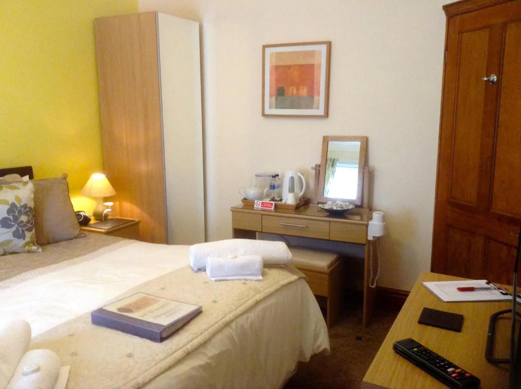 Twin Room with Private Bathroom in Eden's Rest Bed and Breakfast Twin Room with Private Bathroom in Eden's Rest Bed and Breakfast