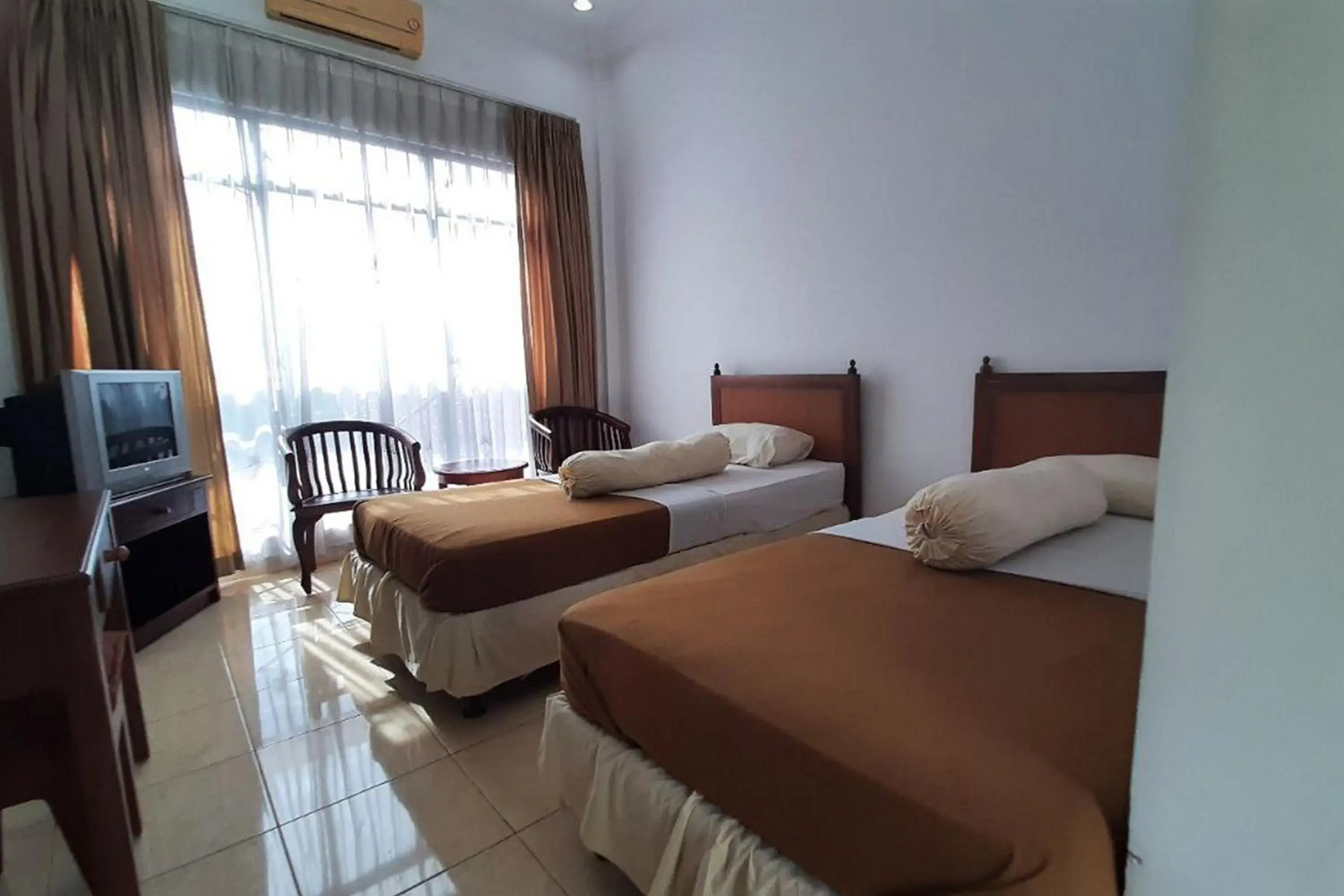 Twin Room in Hotel Akbar Banyumas RedPartner Twin Room in Hotel Akbar Banyumas RedPartner
