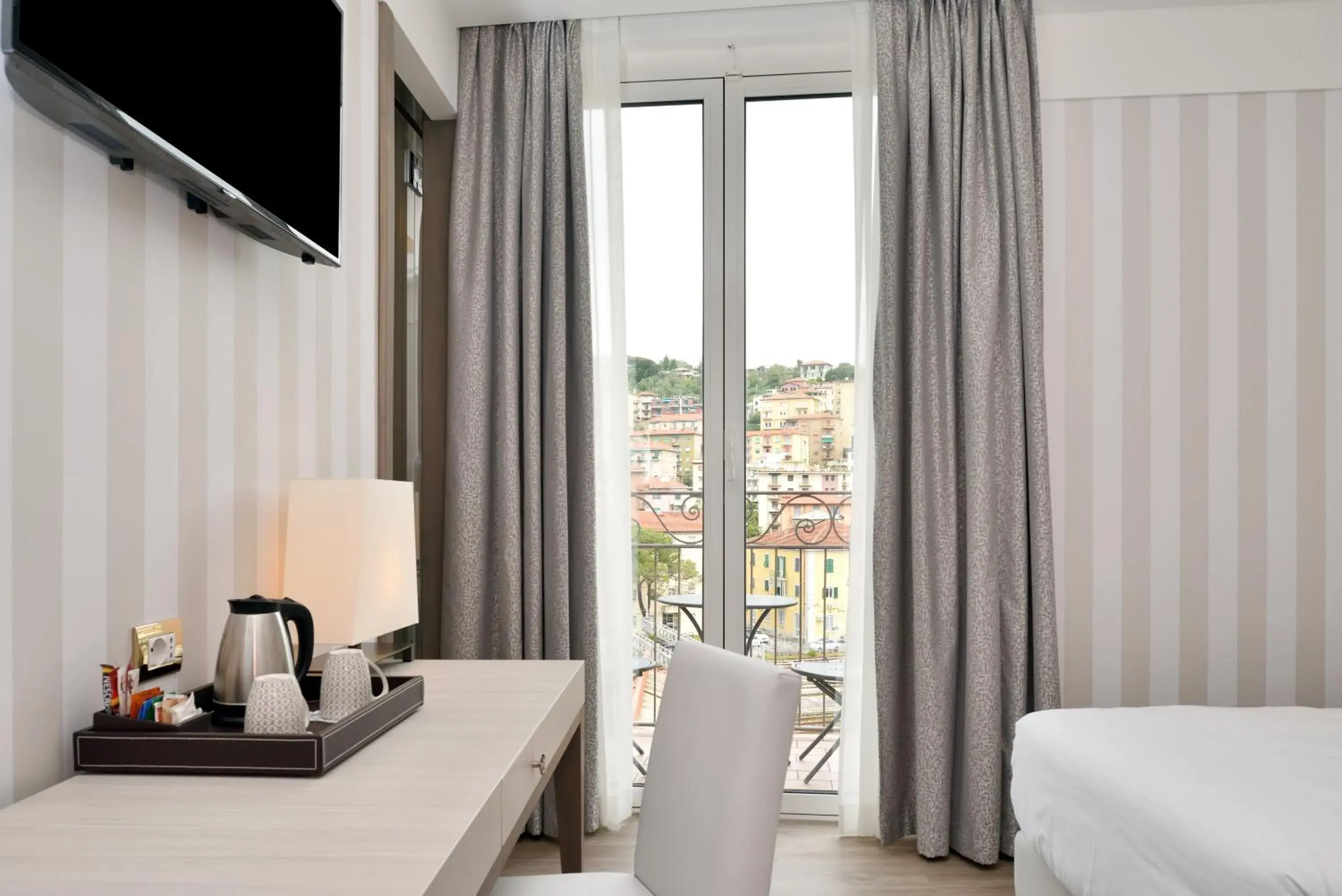 Deluxe Double or Twin Room with Balcony in Hotel Firenze e Continentale Deluxe Double or Twin Room with Balcony in Hotel Firenze e Continentale