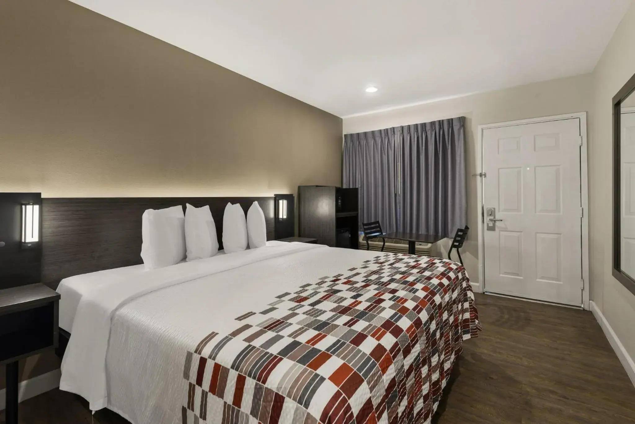 Superior King Room Non-Smoking in Red Roof Inn Carson - Wilmington, CA Superior King Room Non-Smoking in Red Roof Inn Carson - Wilmington, CA