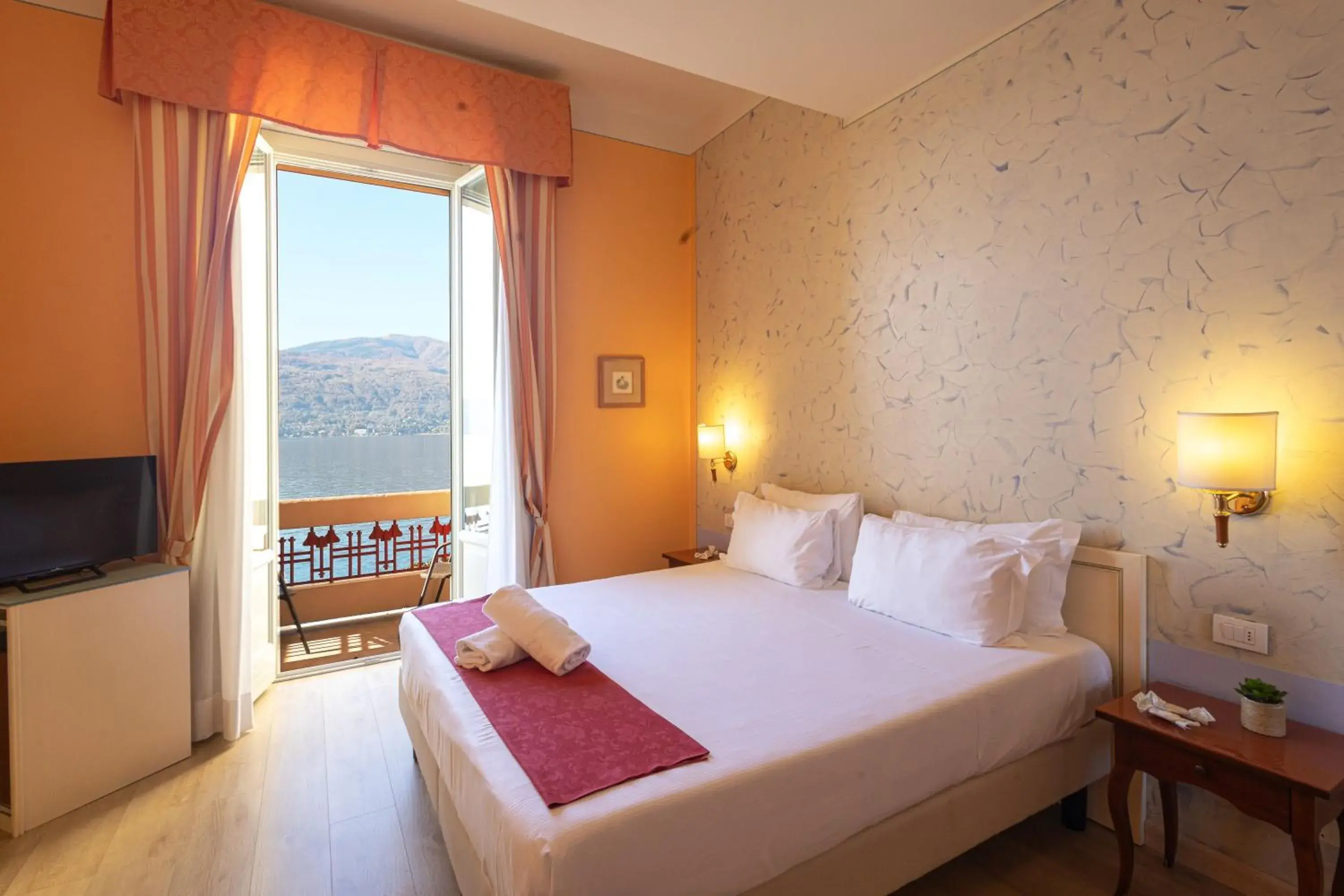 Deluxe Double or Twin Room with Balcony and Lake View in Hotel Pallanza by LVG Hotel Collection Deluxe Double or Twin Room with Balcony and Lake View in Hotel Pallanza by LVG Hotel Collection