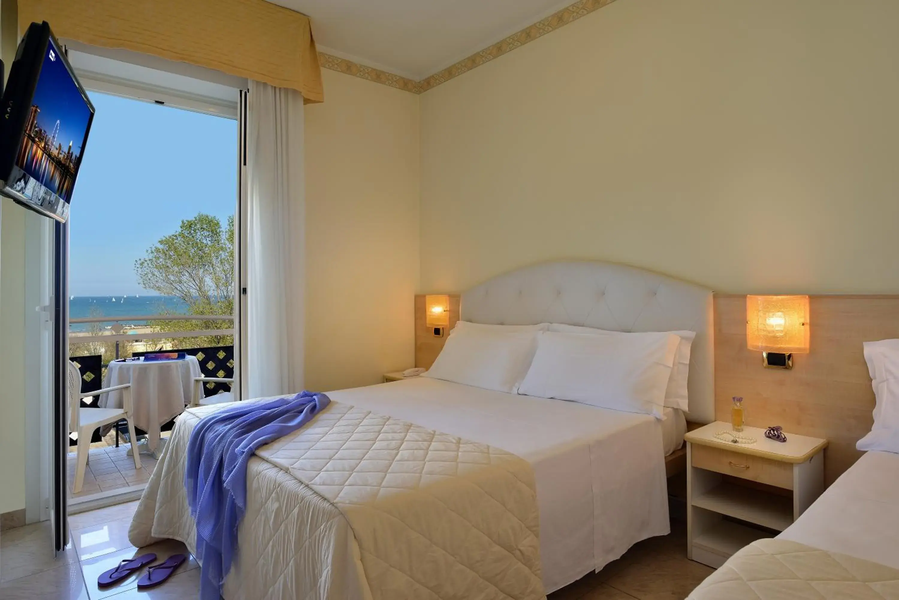 Triple Room in Hotel Gaston Triple Room in Hotel Gaston