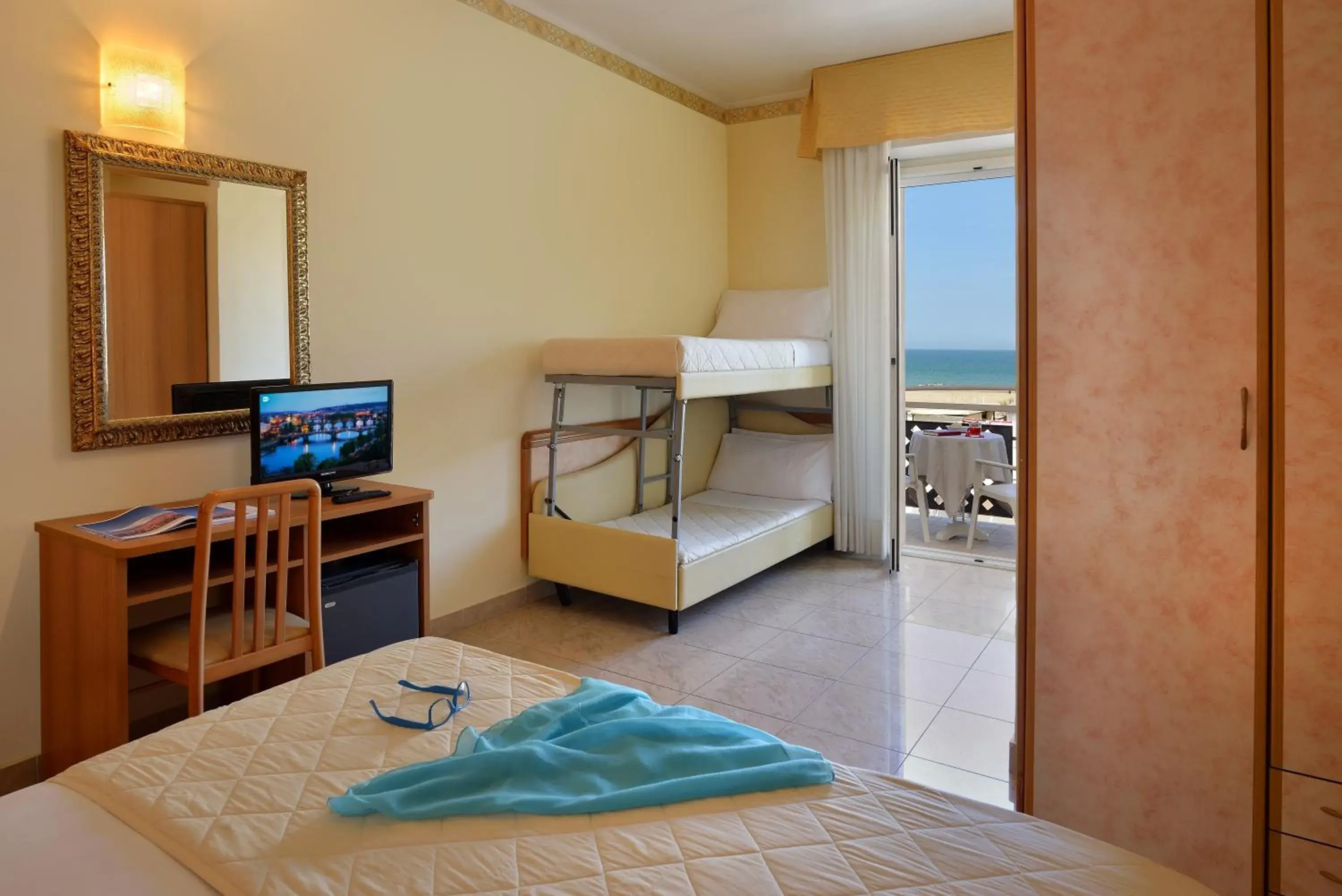 Quadruple Room in Hotel Gaston Quadruple Room in Hotel Gaston