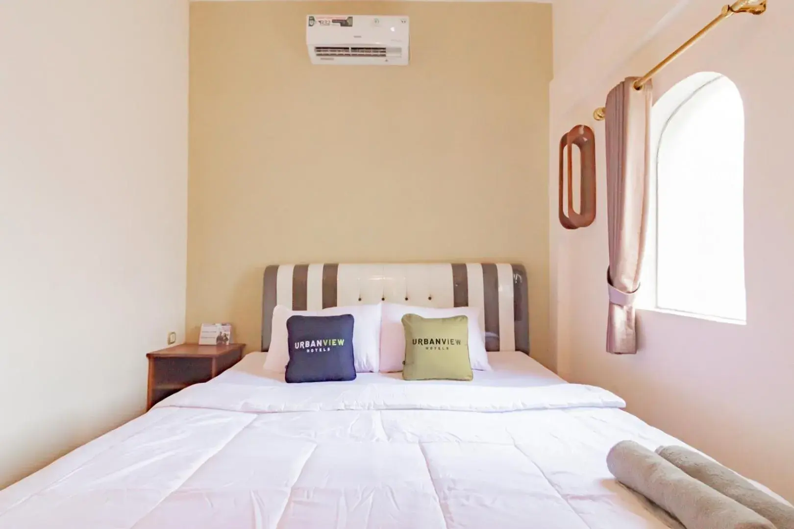 Deluxe Double Room in Urbanview Hotel Kangen Bungalow Purwakarta by RedDoorz Deluxe Double Room in Urbanview Hotel Kangen Bungalow Purwakarta by RedDoorz