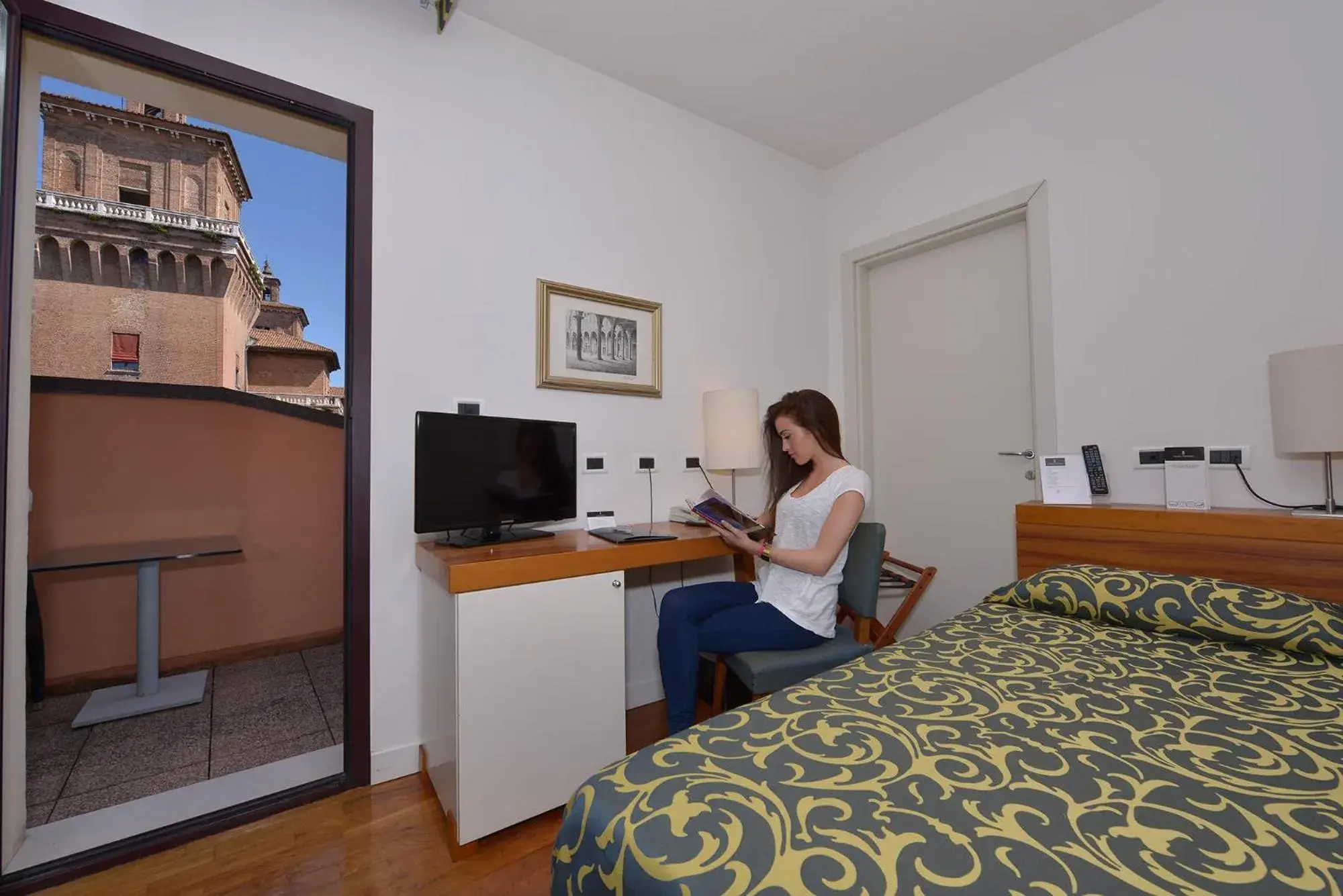 Economy Single Room in Hotel Ferrara Economy Single Room in Hotel Ferrara