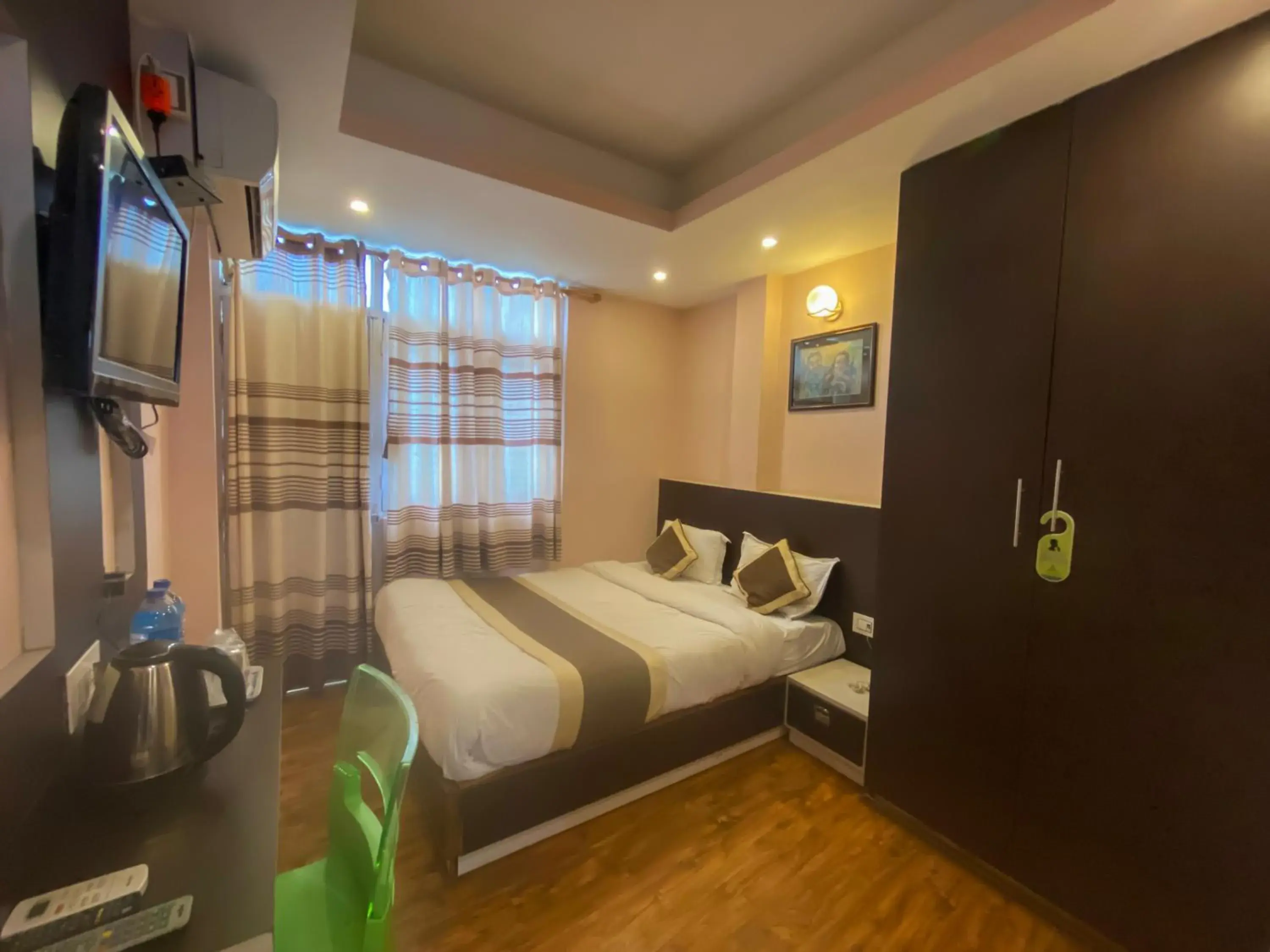 Single Room in Lemon Tree Hotel Pvt. Ltd Single Room in Lemon Tree Hotel Pvt. Ltd