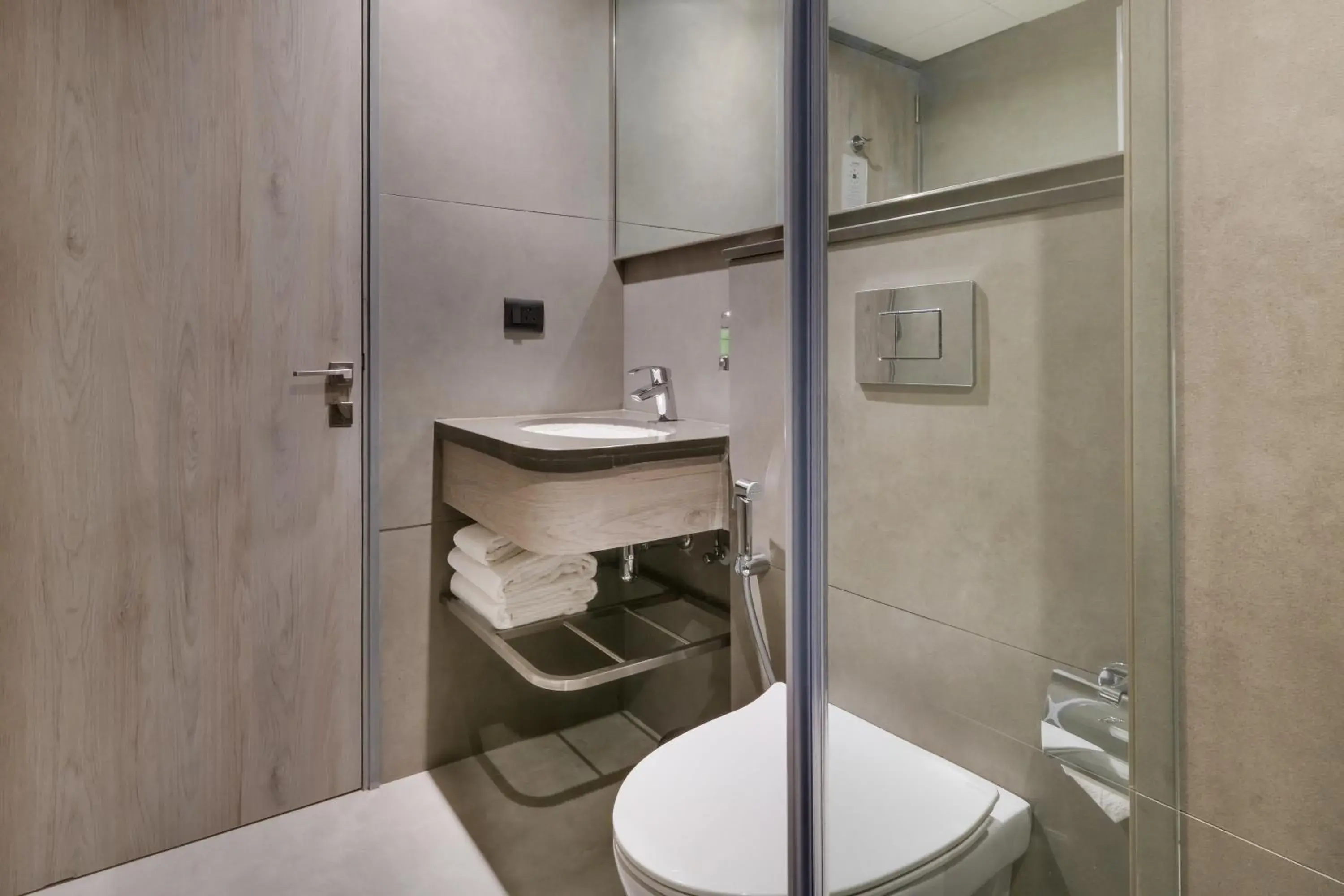 Standard Queen Room in 7 Apple Hotel Mahape, Navi Mumbai Standard Queen Room in 7 Apple Hotel Mahape, Navi Mumbai