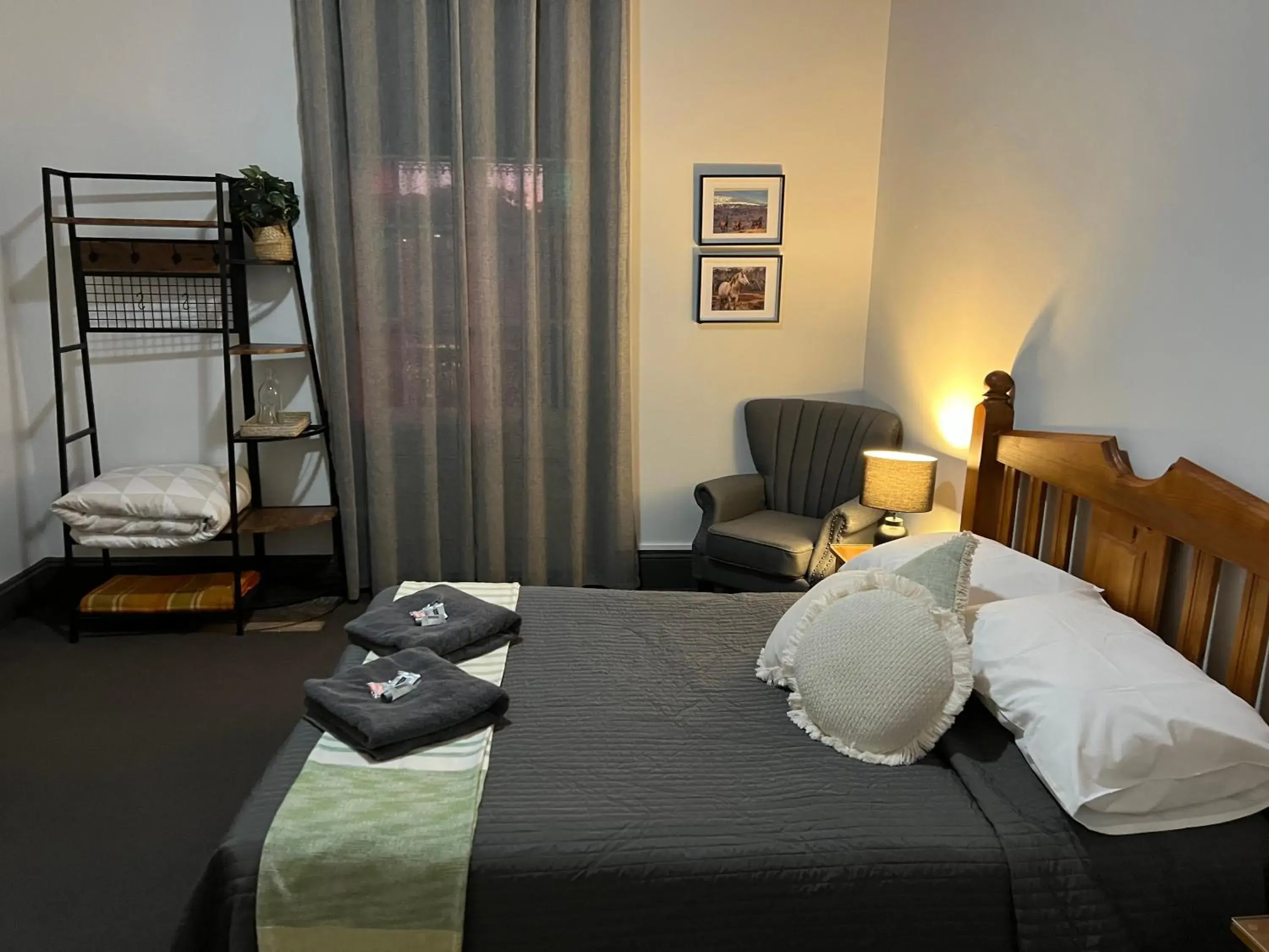 Budget Double Room in Oriental Hotel Tumut Budget Double Room in Oriental Hotel Tumut