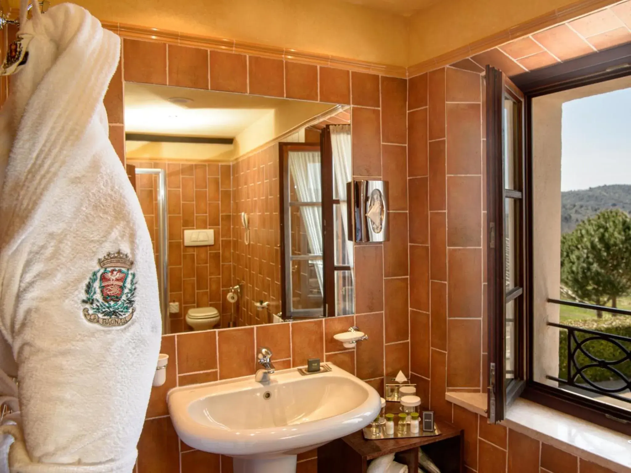 Deluxe Queen Room - Borgo Bagnaia in La Bagnaia Golf Resort Deluxe Queen Room - Borgo Bagnaia in La Bagnaia Golf Resort