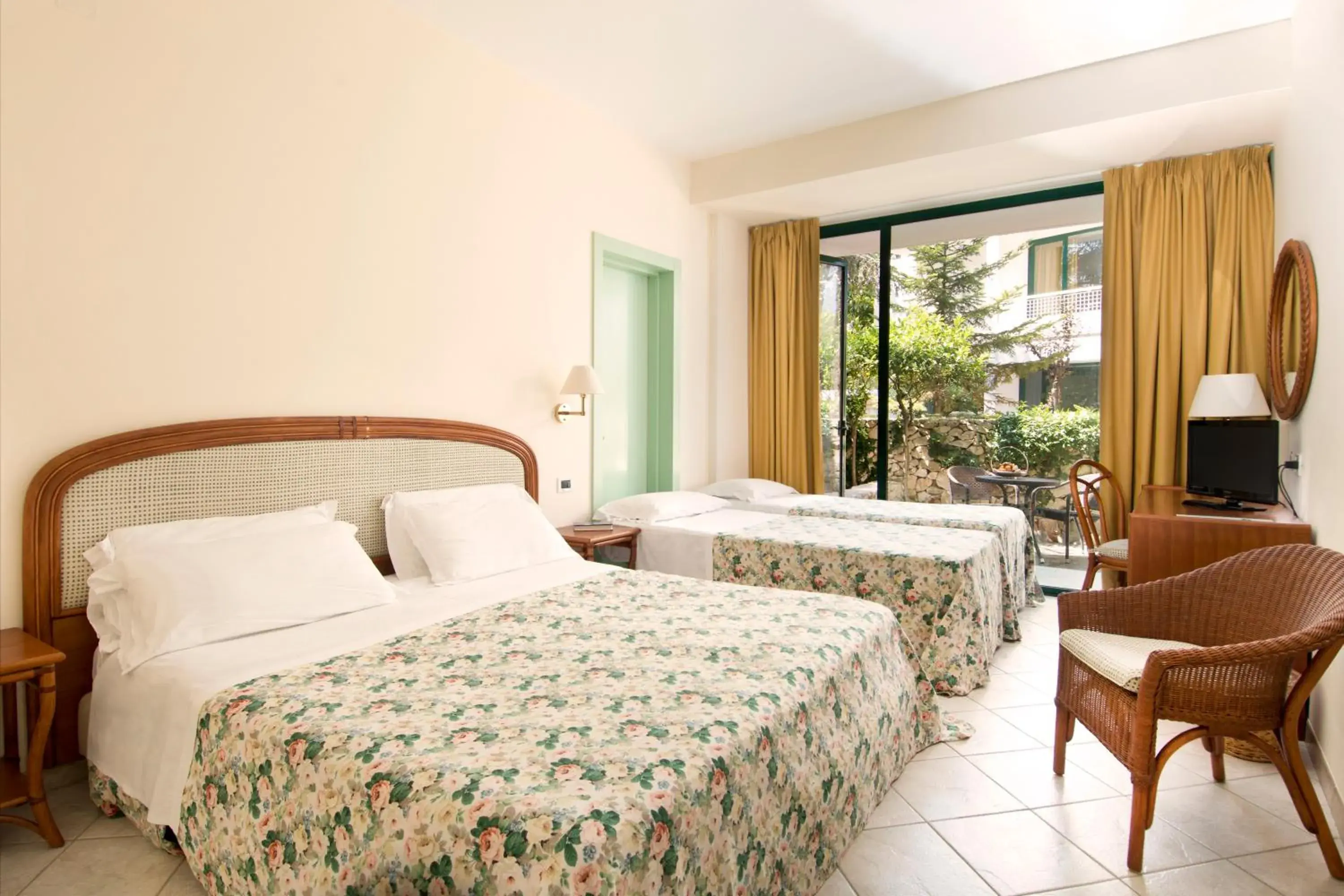 Quadruple Room in Hotel Sierra Silvana Quadruple Room in Hotel Sierra Silvana